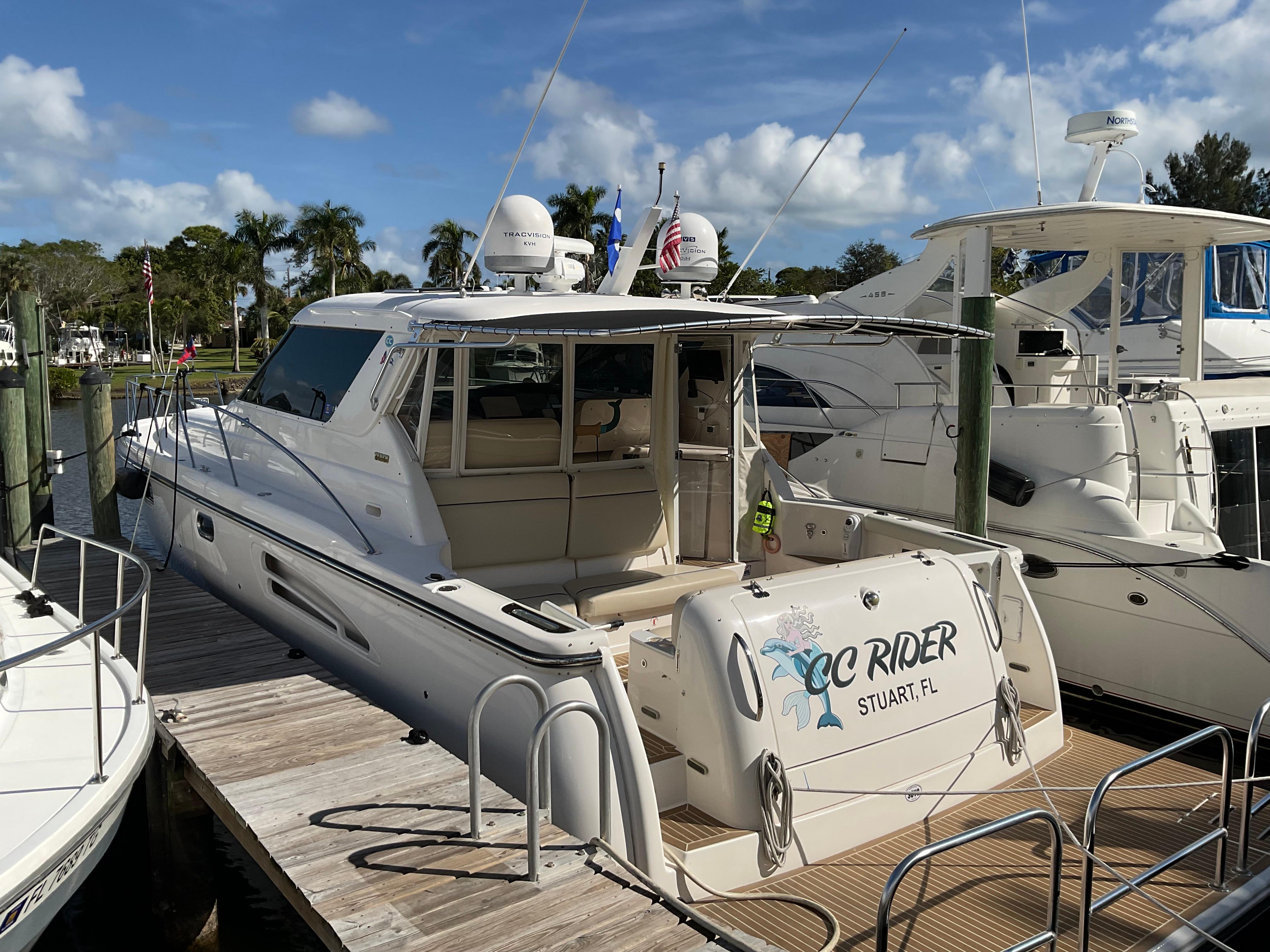 Tiara Yachts-4400 Sovran 2004-CC Rider FL-US-2004 Tiara Yachts 4400 Sovran docked, featuring sleek design and spacious deck.-9631623