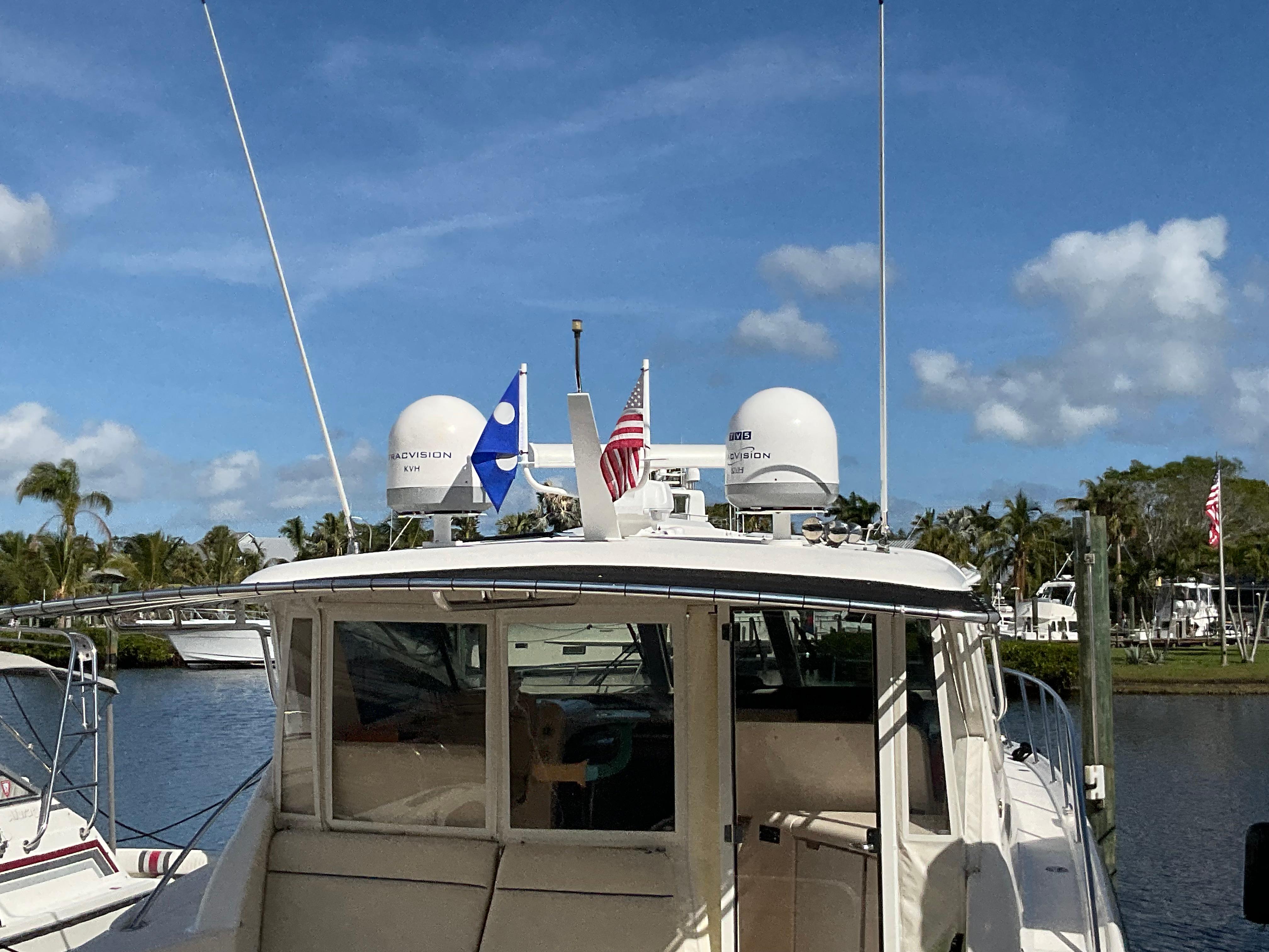 Tiara Yachts-4400 Sovran 2004-CC Rider FL-US-2004 Tiara Yachts 4400 Sovran docked, featuring radar domes and flags under a clear sky.-9631623 | Thumbnail