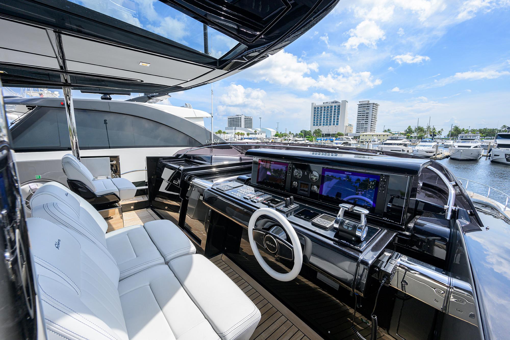 Riva 90 - Exterior Flybridge Helm