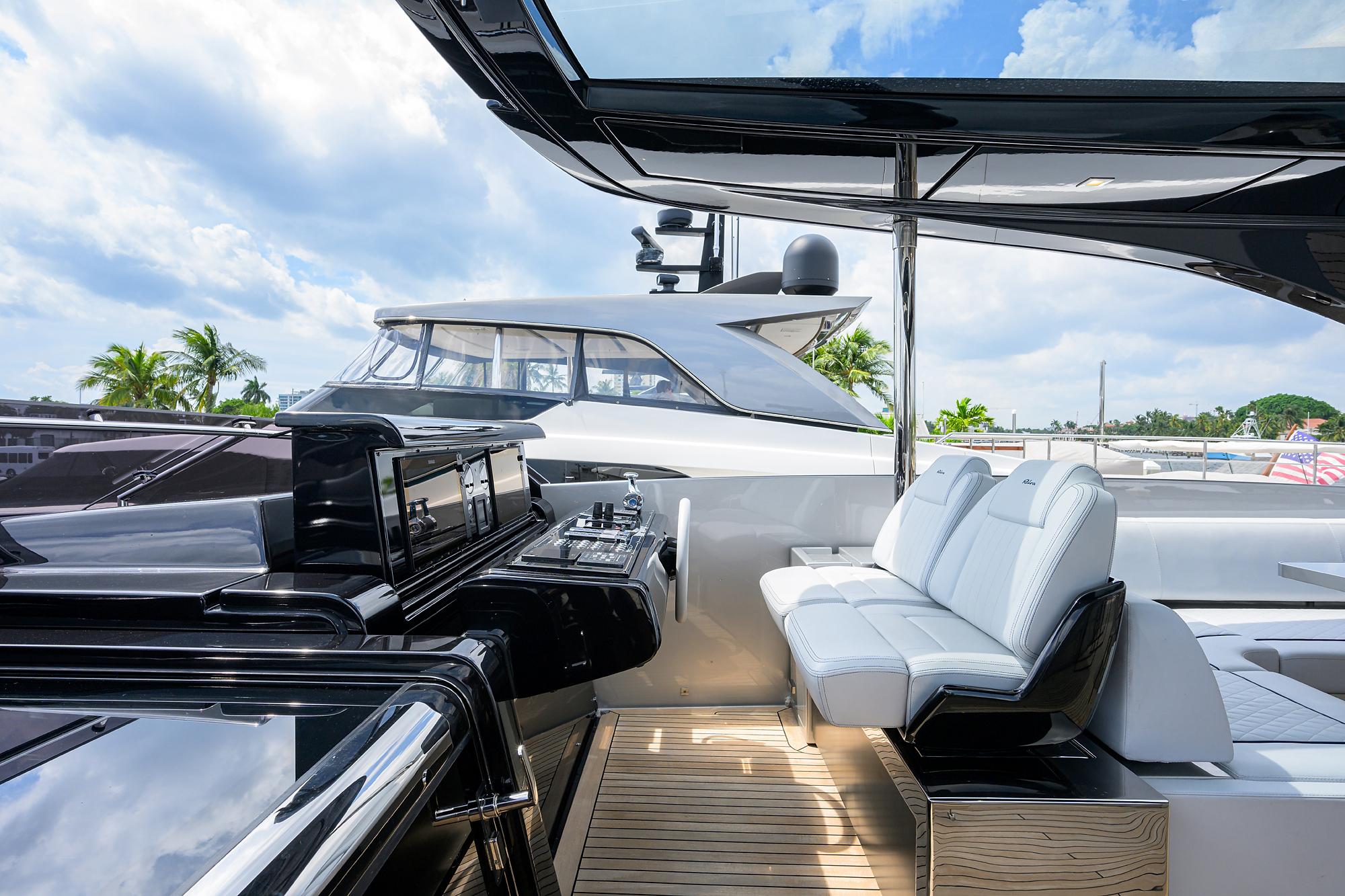 Riva 90 - Exterior Flybridge Helm