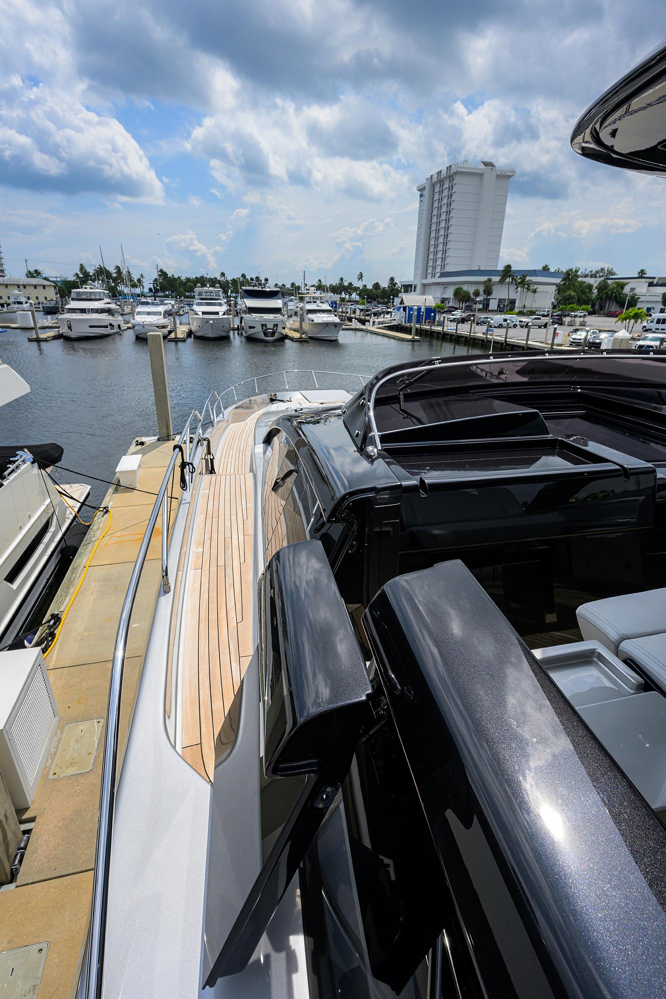 Riva 90 - Exterior Flybridge Helm