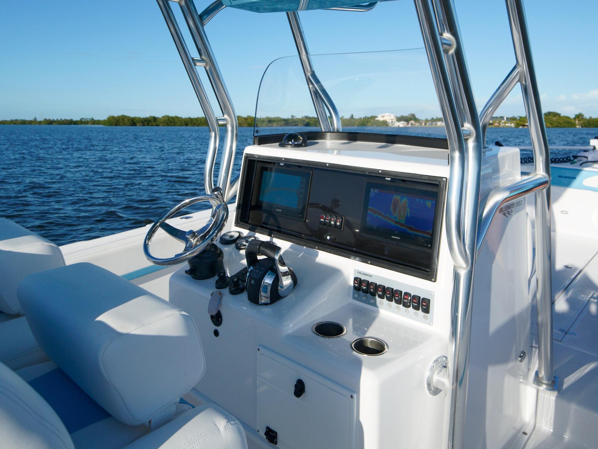 Bluewater 28 No Name - Helm Electronics and Seating