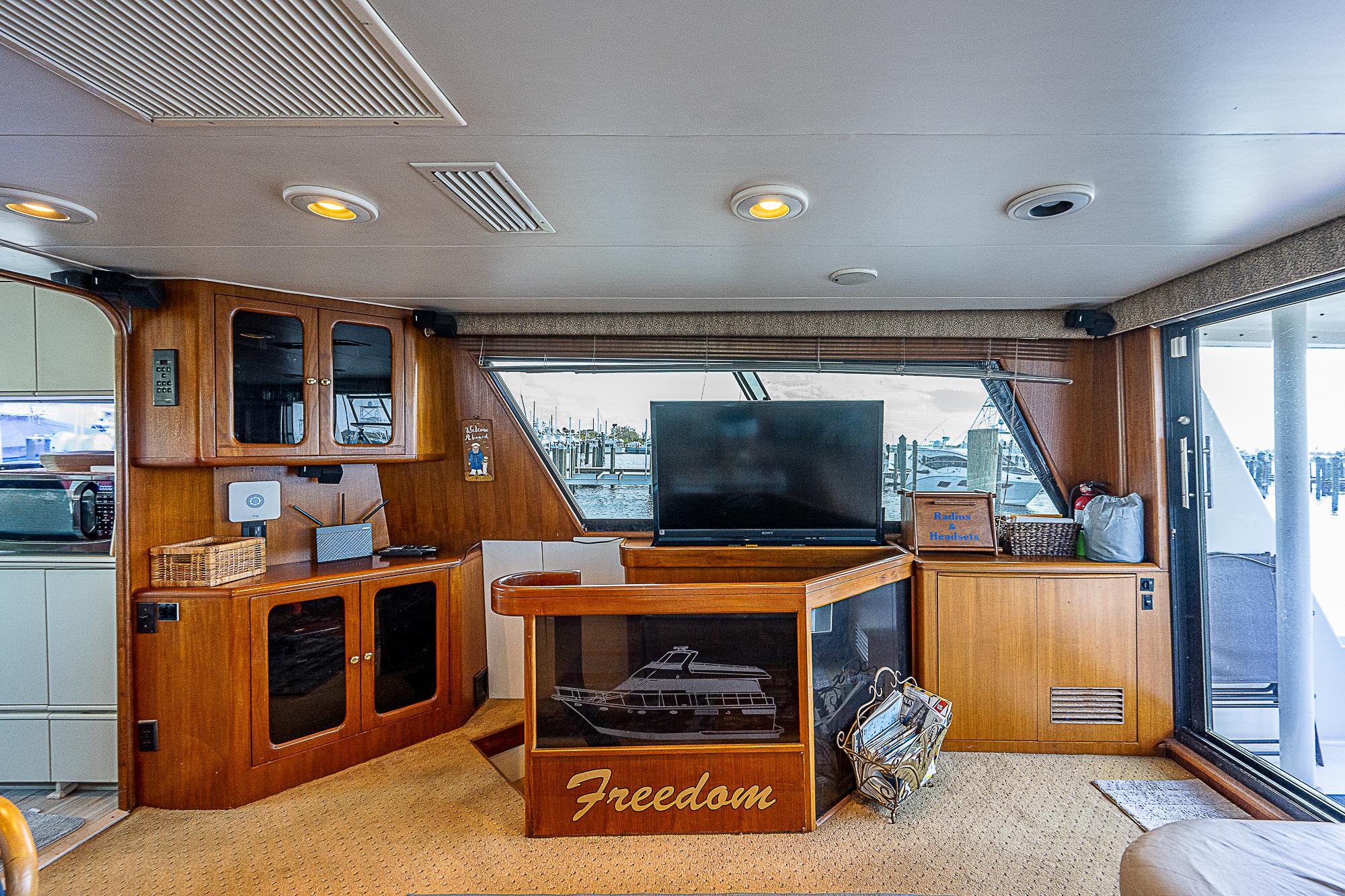 Viking 50 Cockpit Motor Yacht Freedom-Salon, TV