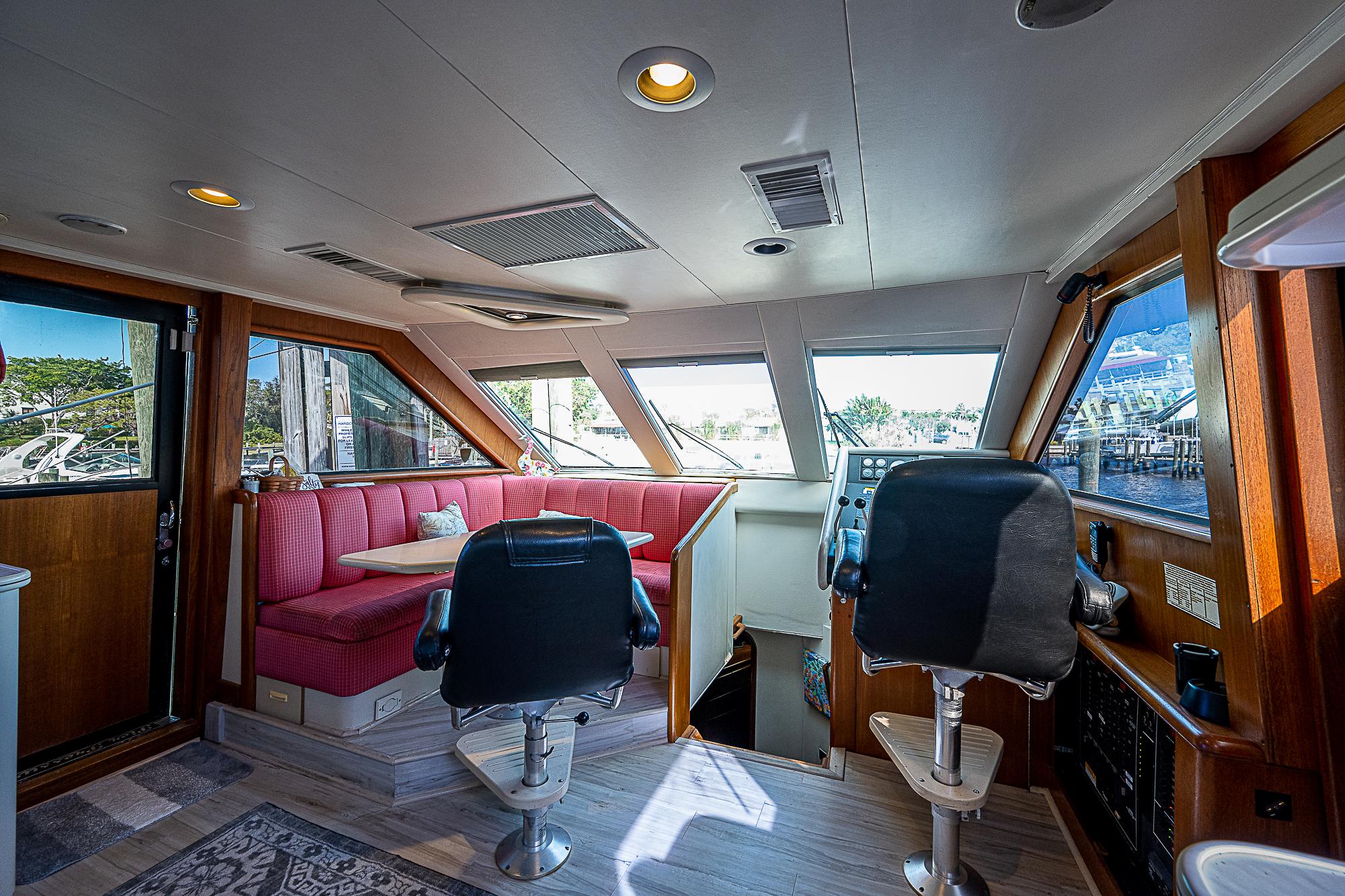 Viking 50 Cockpit Motor Yacht Freedom-Salon Seating