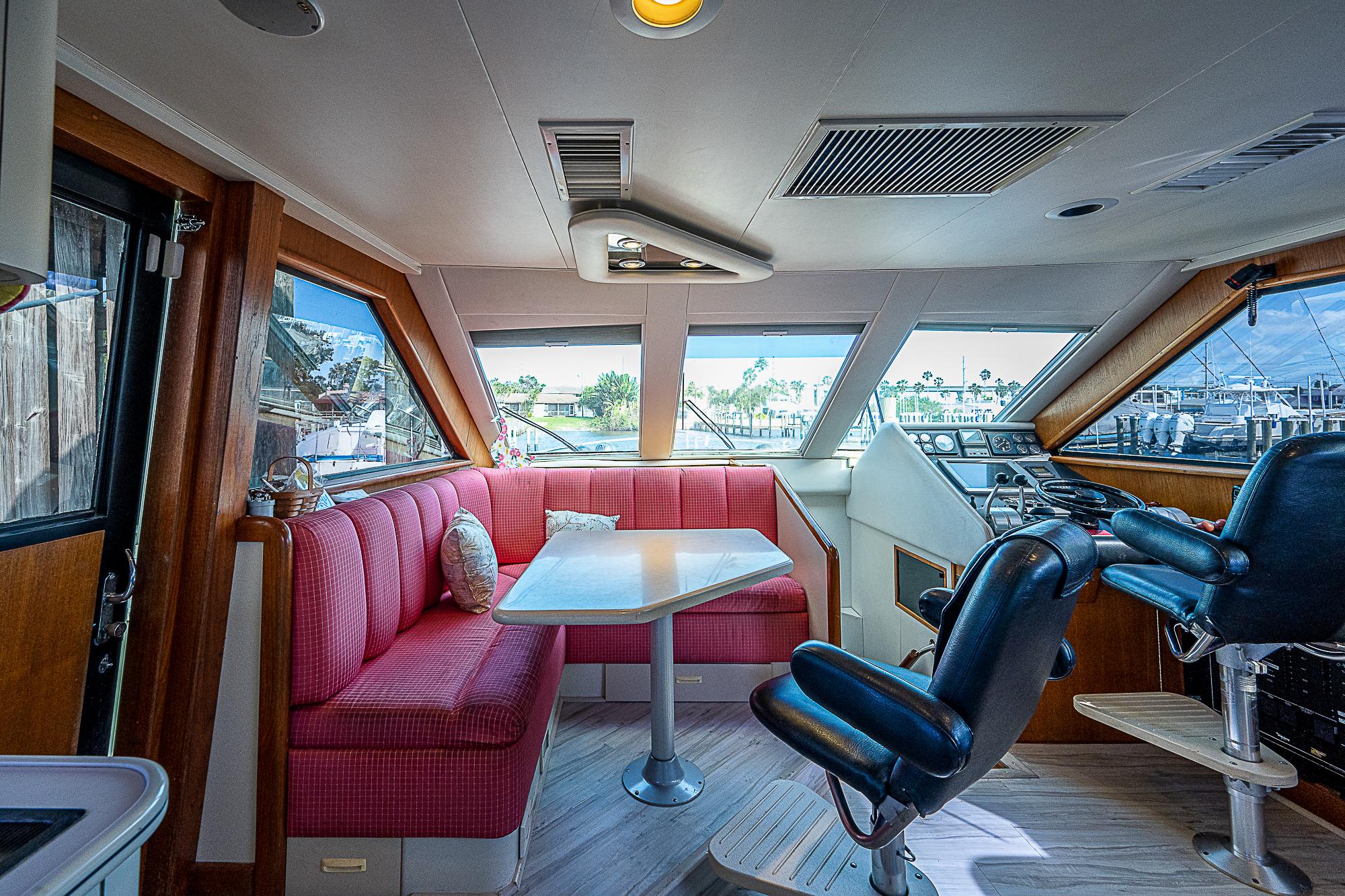 Viking 50 Cockpit Motor Yacht Freedom-Salon, Dinette