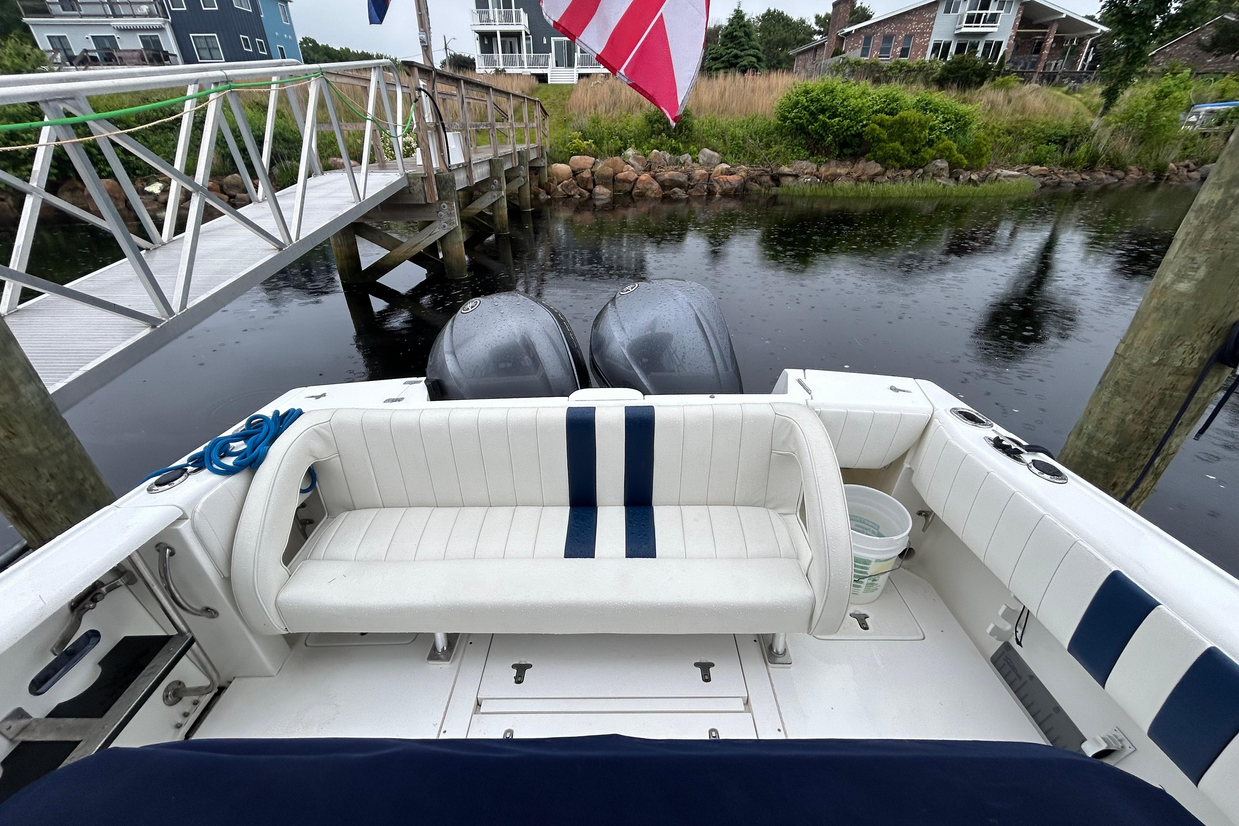 2003 Intrepid 310 Walkaround-7
