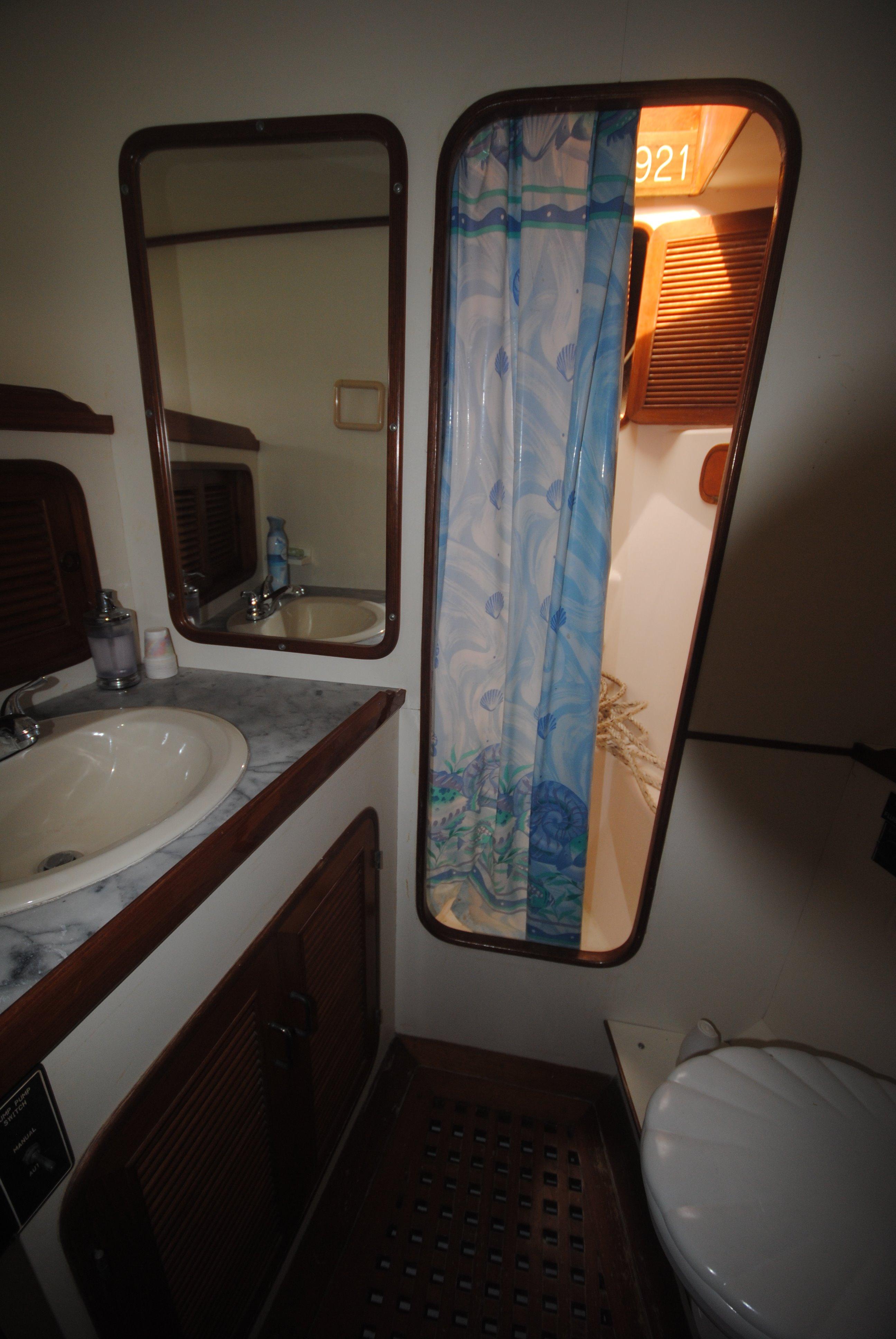 Marine Trader-62 Med Yacht 1987-MAJESTIC NJ-US-Guest head 1 forward-8493522 | Thumbnail