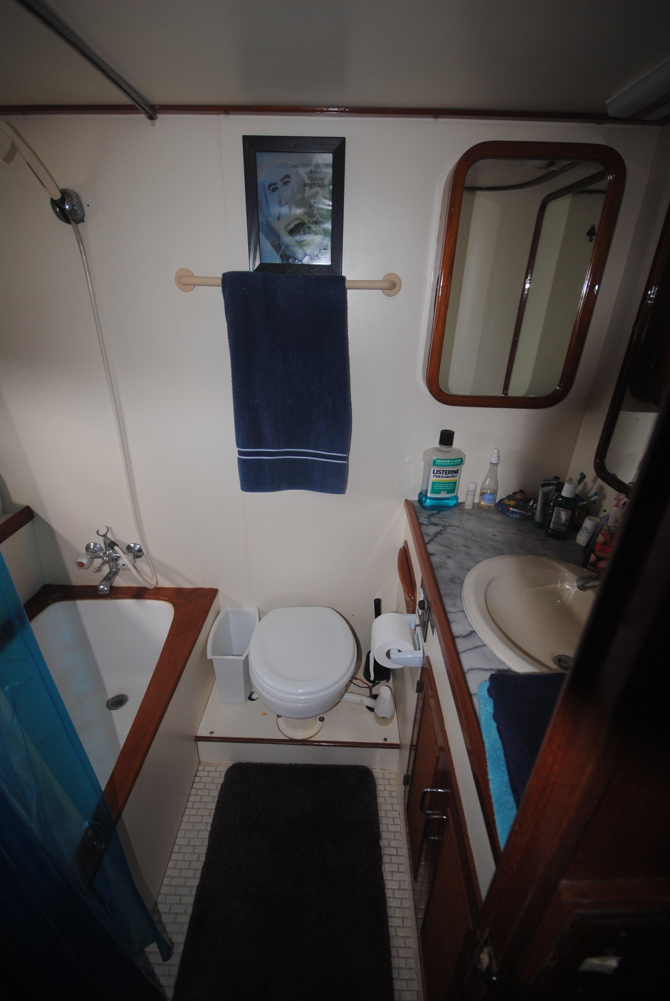 Marine Trader-62 Med Yacht 1987-MAJESTIC NJ-US-Master suite head-8493522 | Thumbnail
