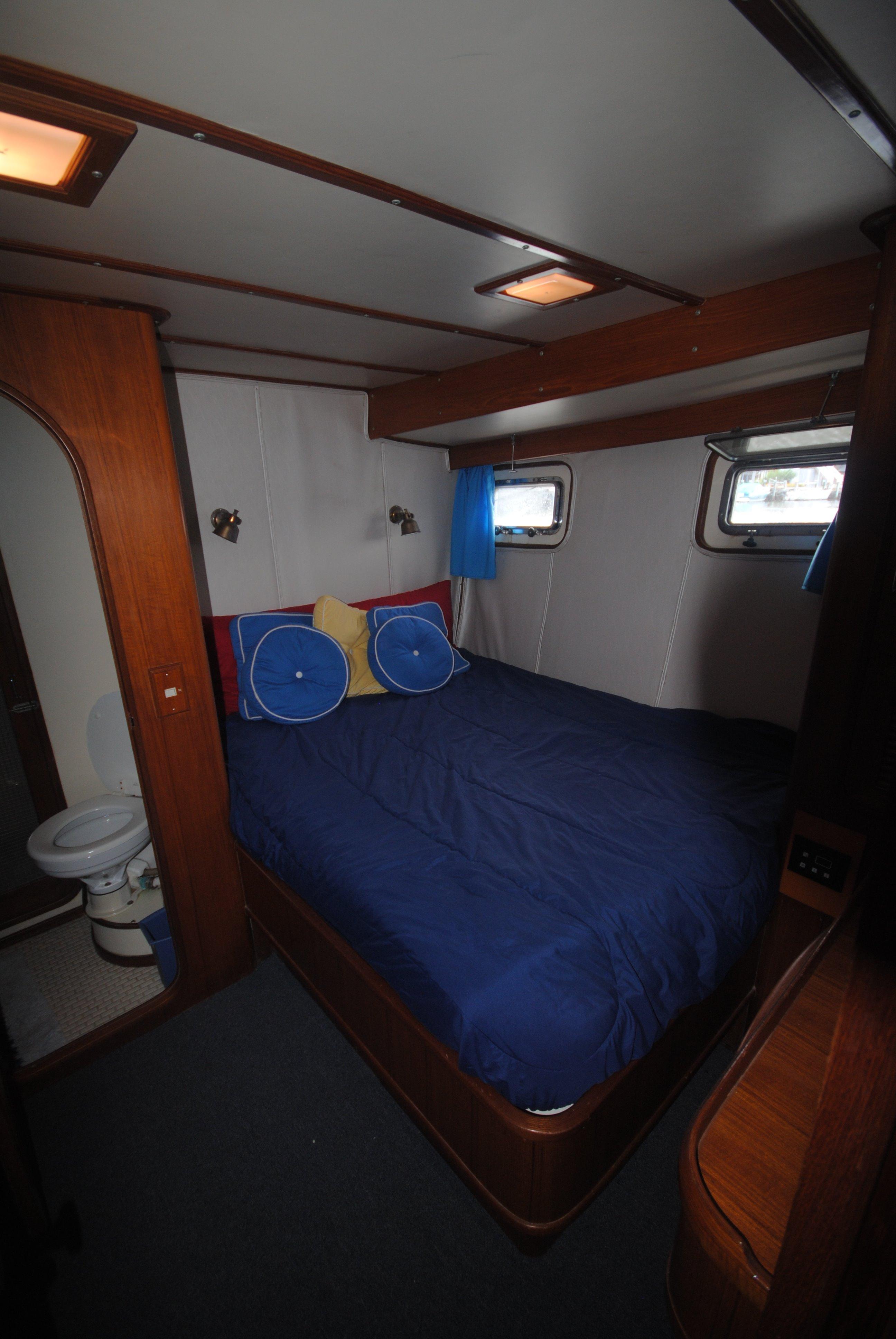 Marine Trader-62 Med Yacht 1987-MAJESTIC NJ-US-Guest bedroom 1 forward-8493522 | Thumbnail