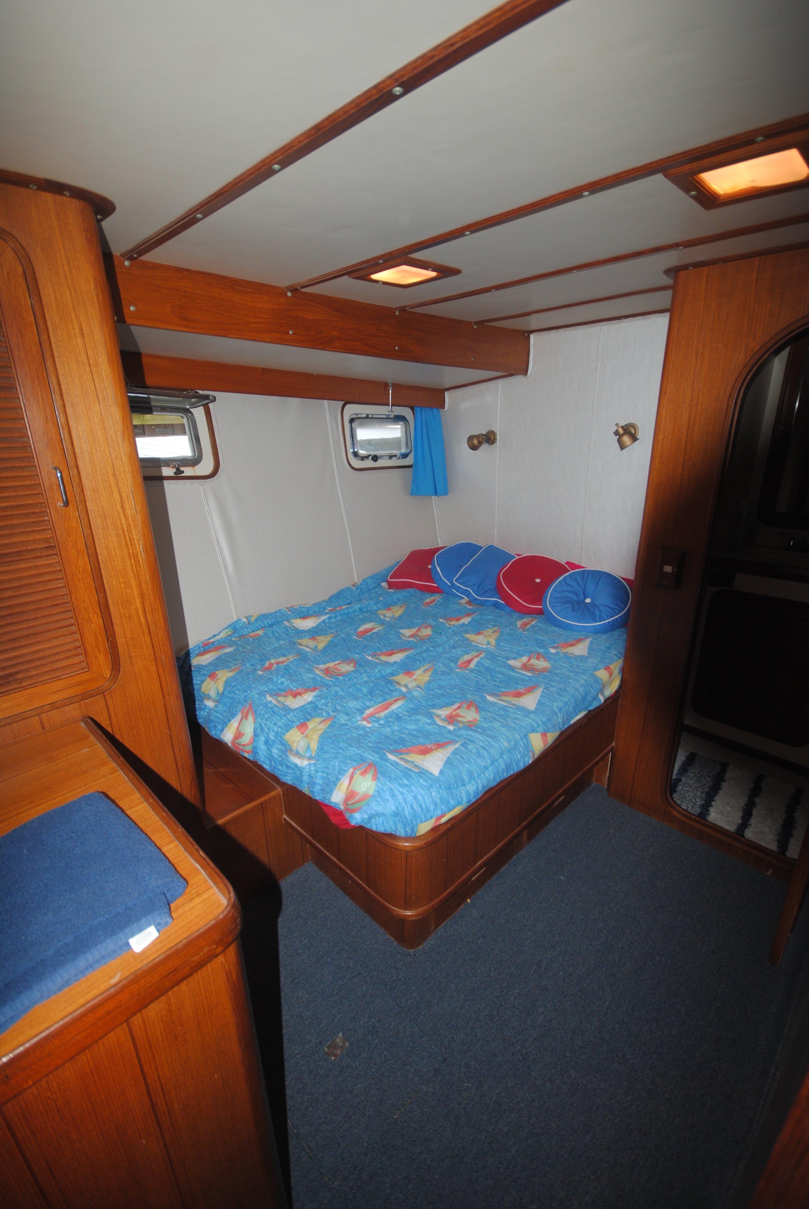 Marine Trader-62 Med Yacht 1987-MAJESTIC NJ-US-Guest bedroom 2 forward-8493522 | Thumbnail