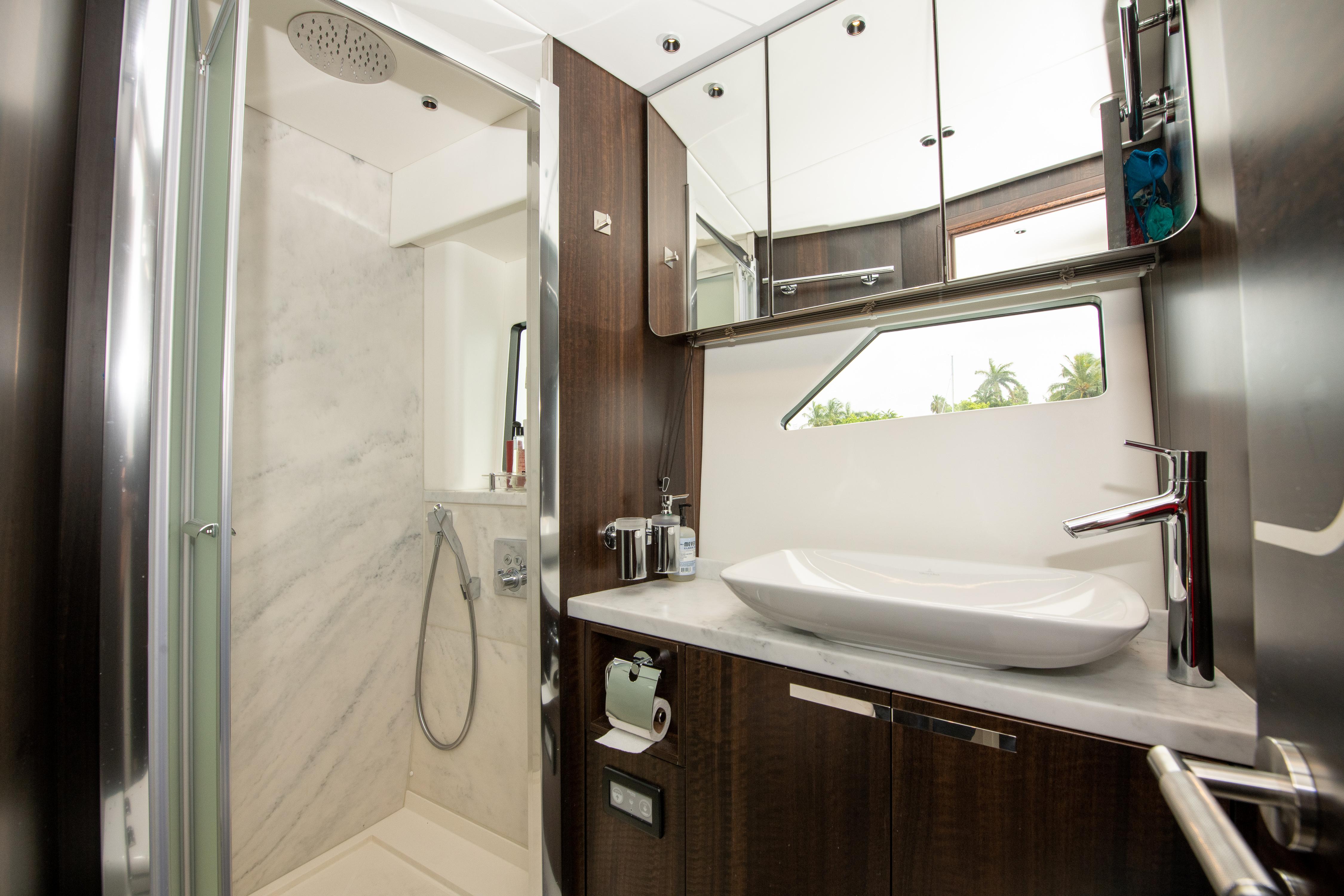 Sunseeker 60 - Master Head