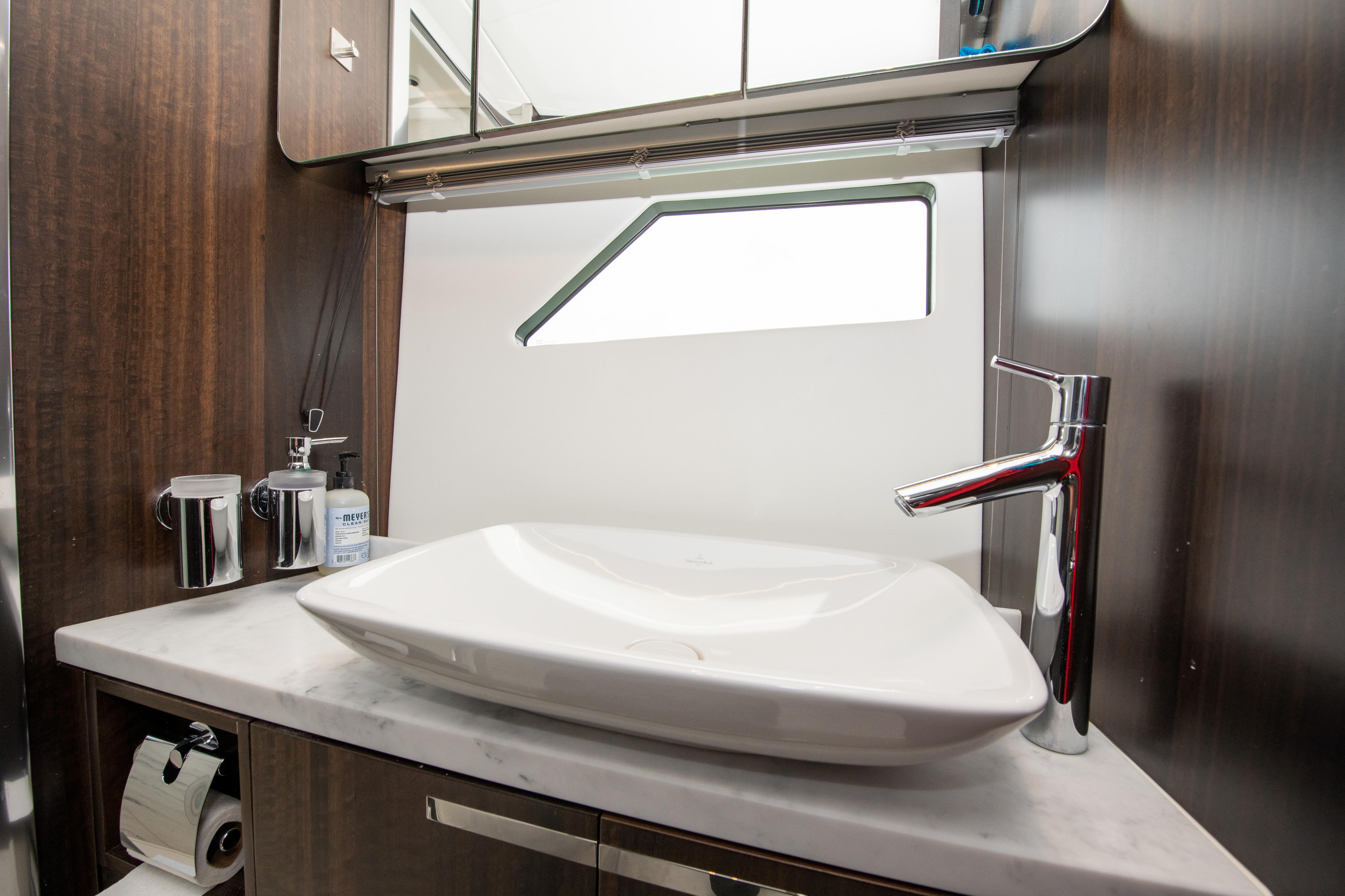 Sunseeker 60 - Master Head