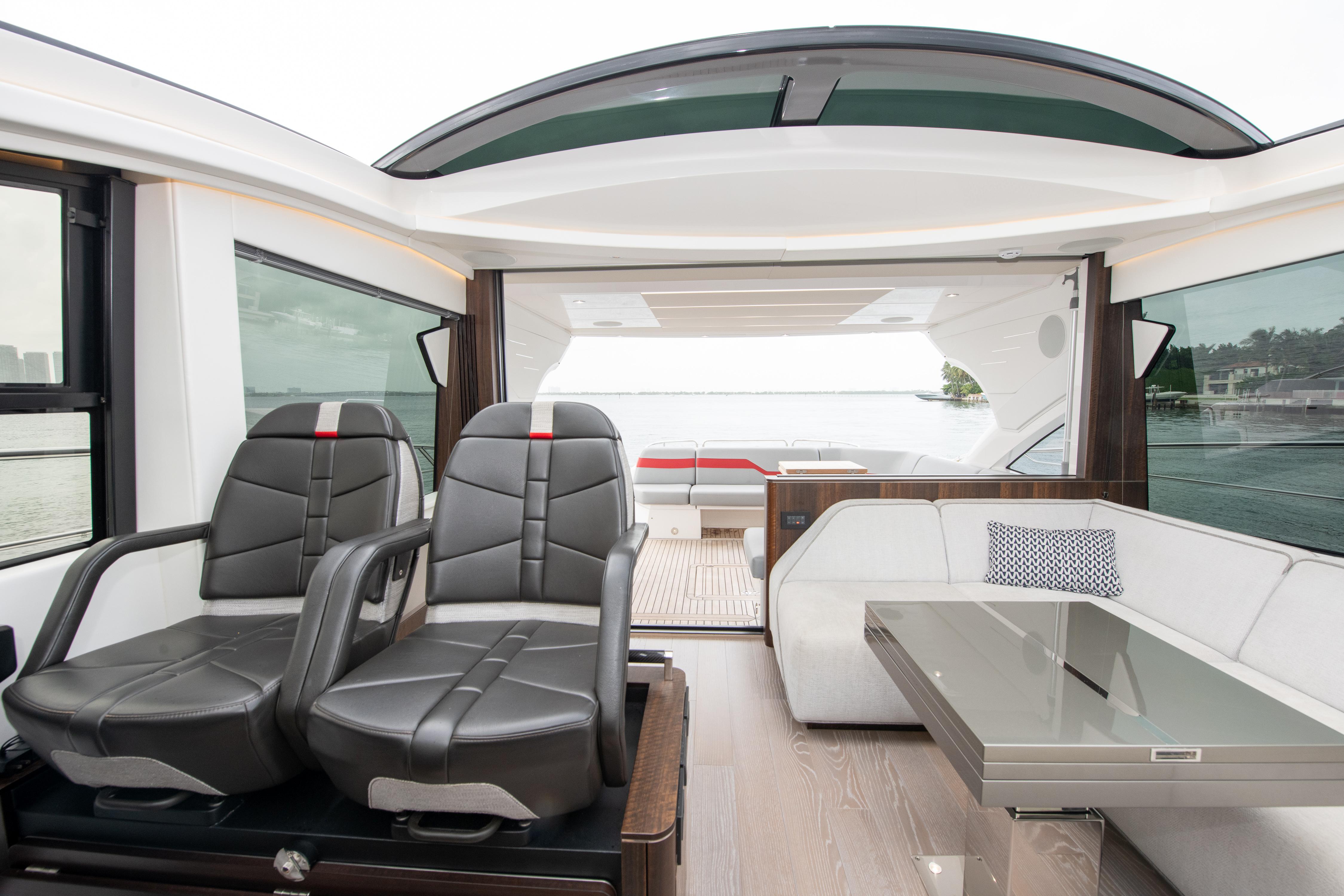 Sunseeker 60 - Helm Seating