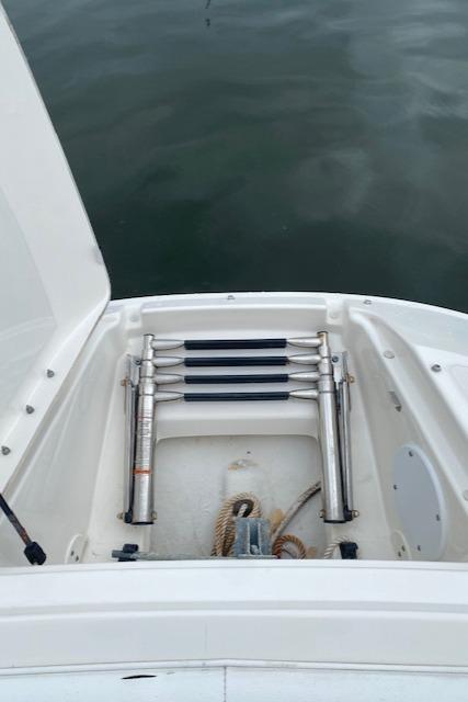 2014 Sea Ray 220 Sundeck Outboard