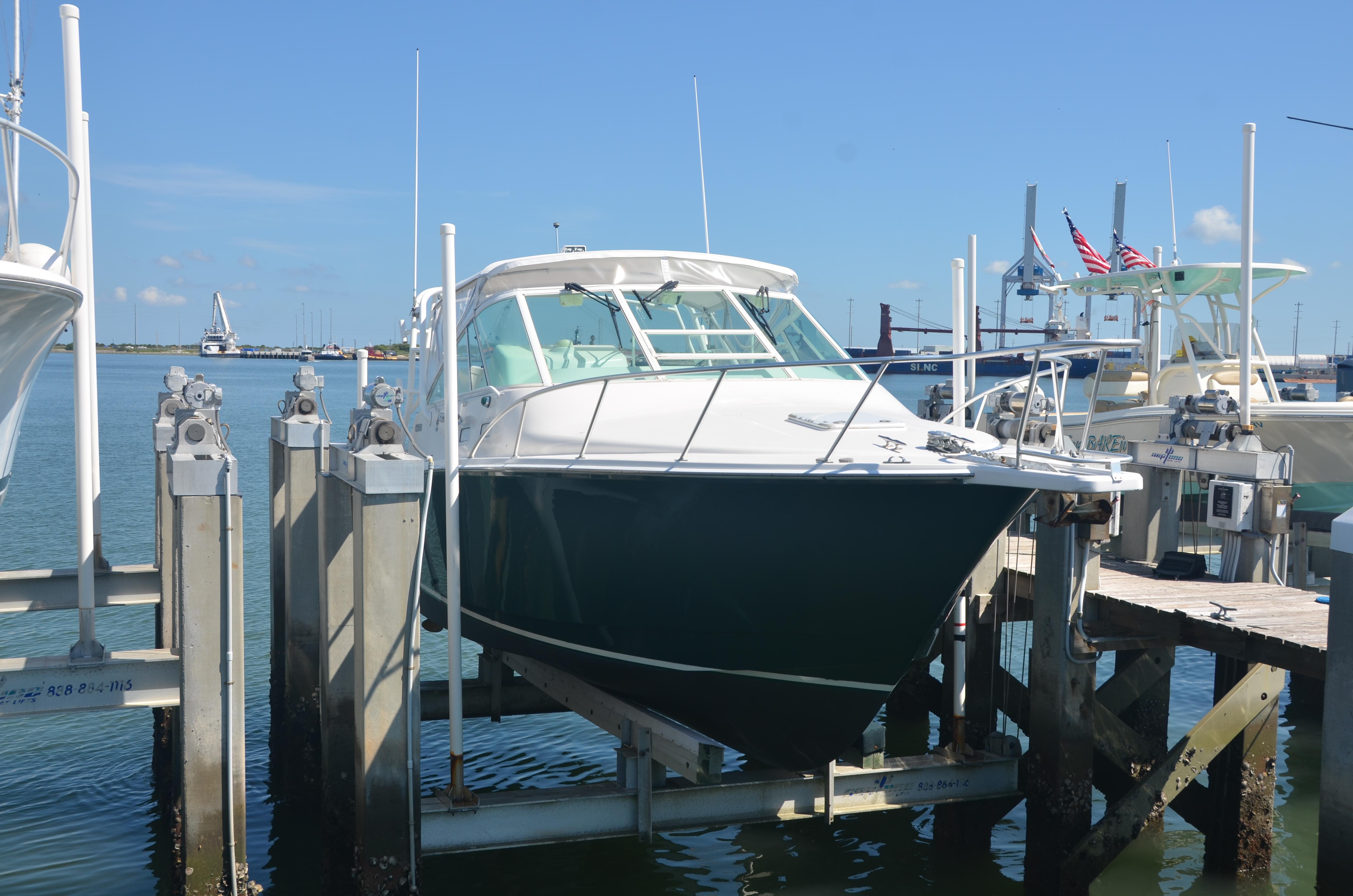 Cabo 35 Express - Profile on Lift