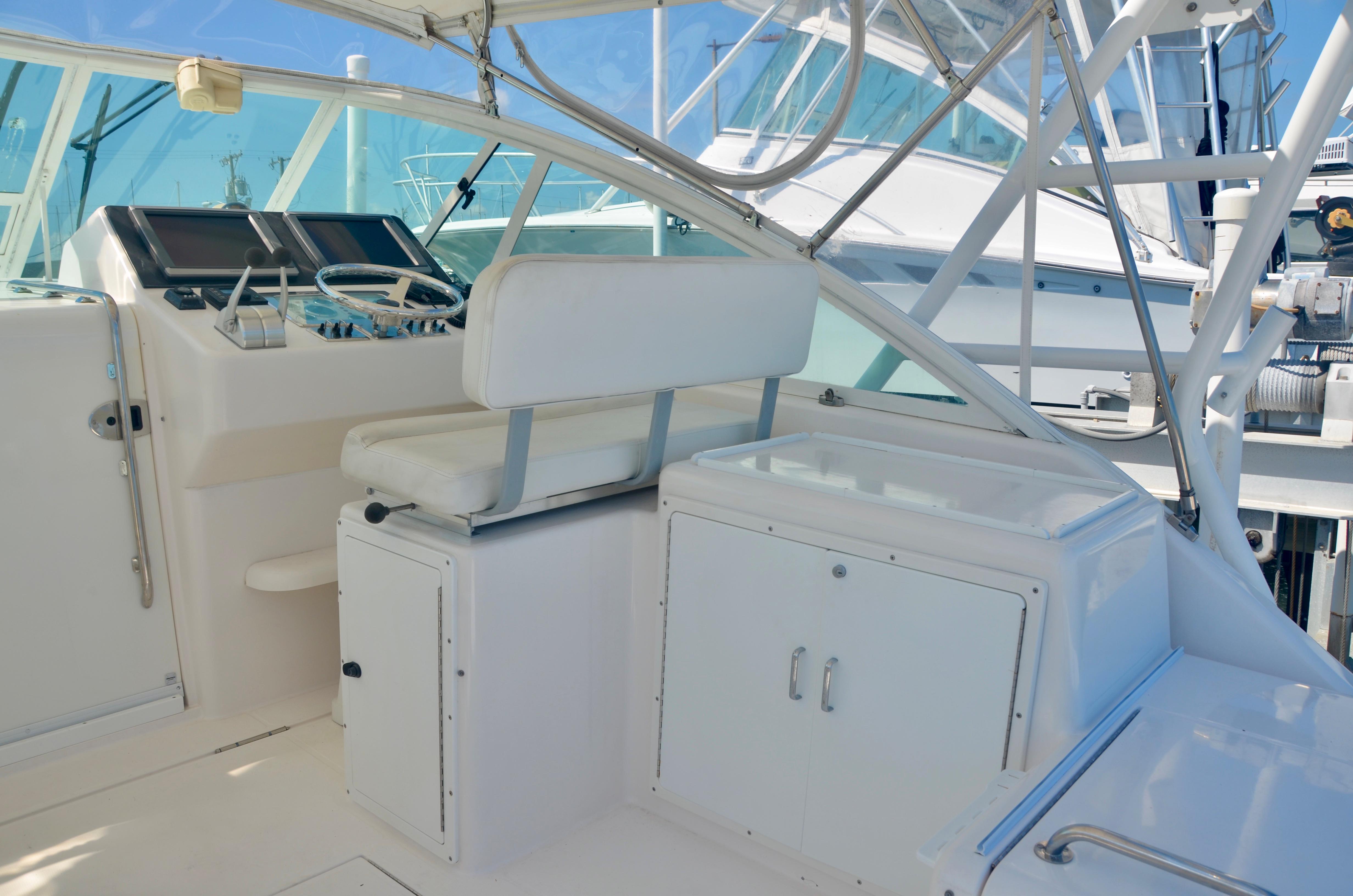 Cabo 35 Express - Helm Seating, Helm Electronics