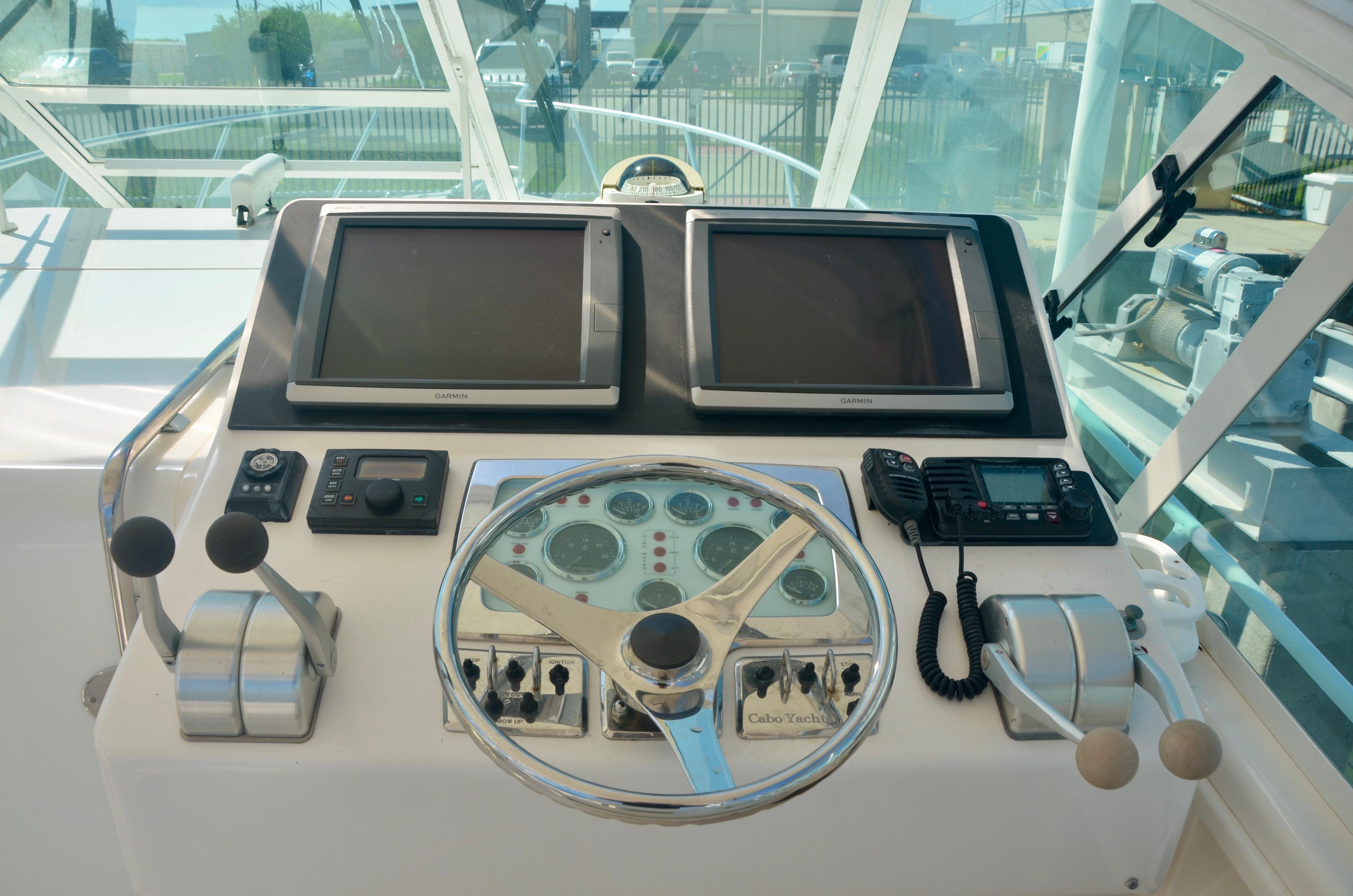 Cabo 35 Express - Helm, Helm Electronics