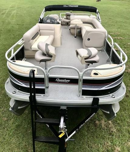 2015 Sun Tracker boat for sale, model of the boat is FISHIN' BARGE® 24 XP3 & Image # 3 of 13
