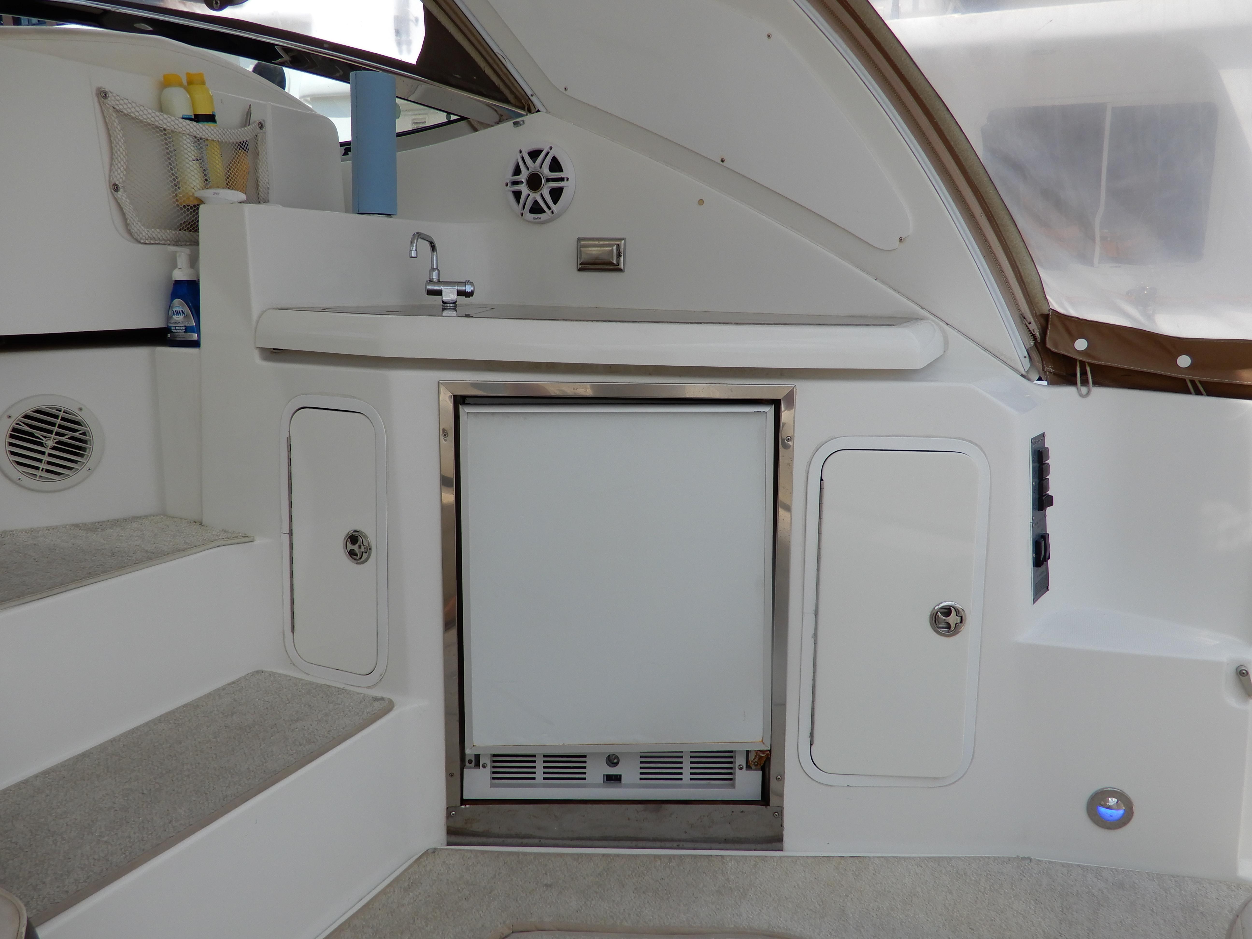 2008-cruisers-yachts-460-express-power-9881674-20250723113420141-1