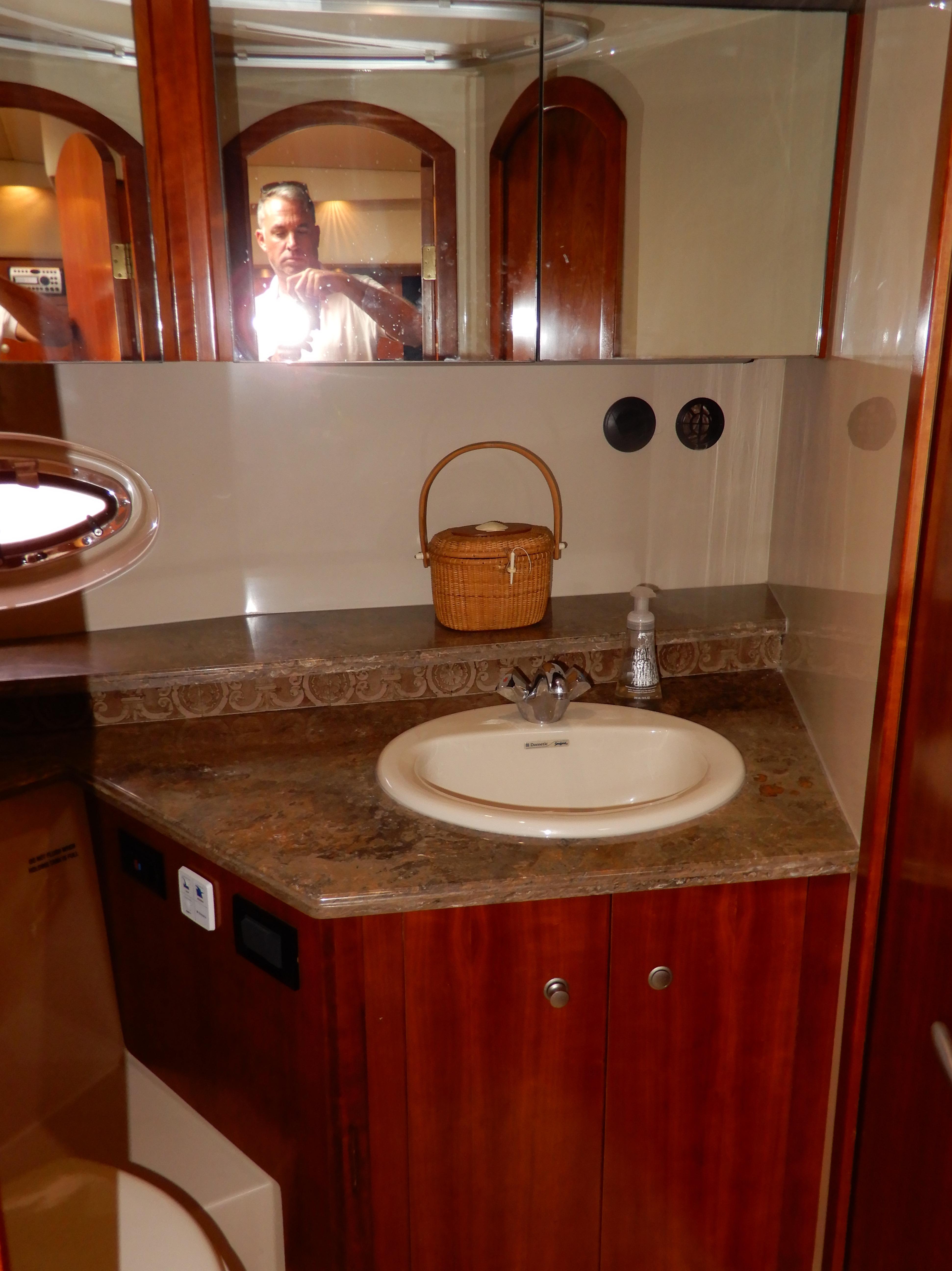 2008-cruisers-yachts-460-express-power-9881674-20250723114353531-1