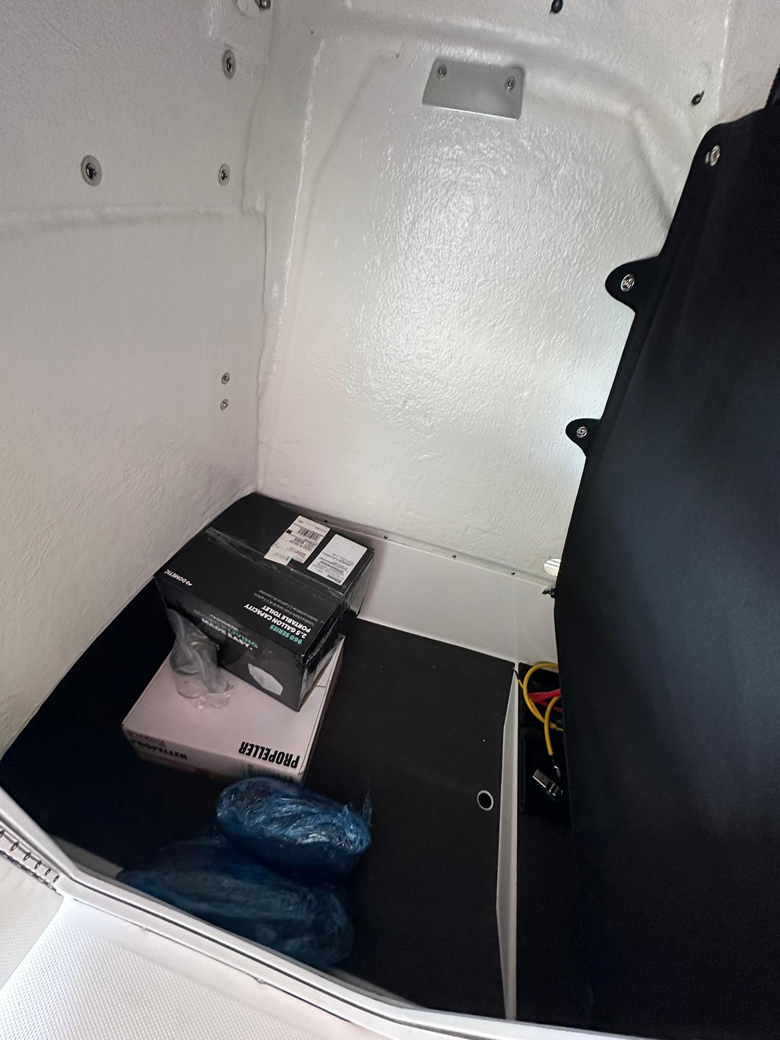 2025 Edgewater 208CC Center Console-15