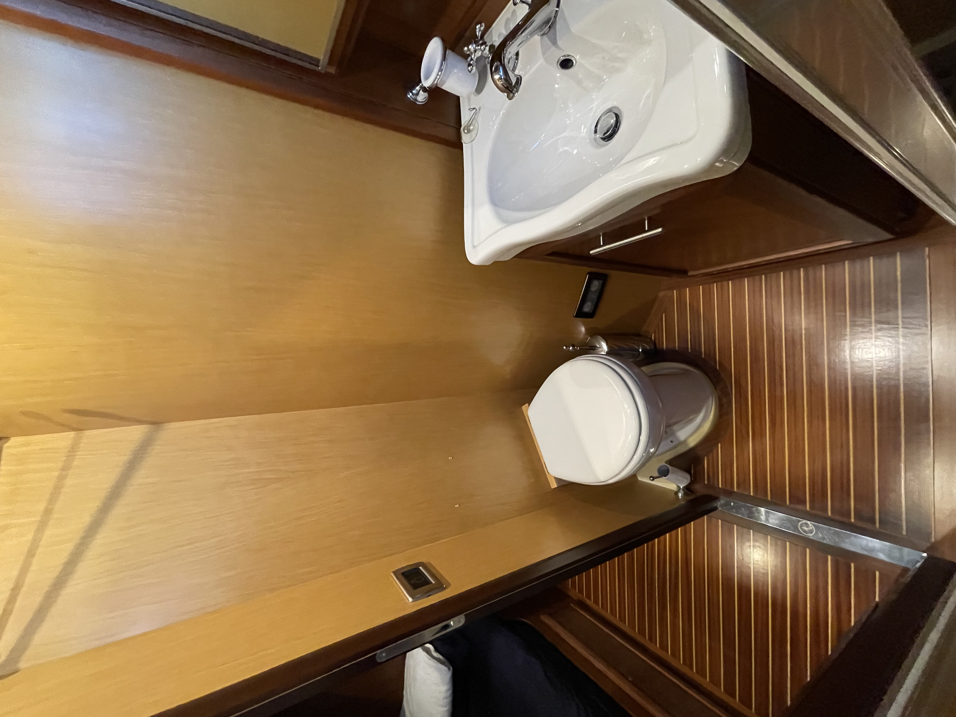 Ce Lu Yacht Photos Pics Port cabin head