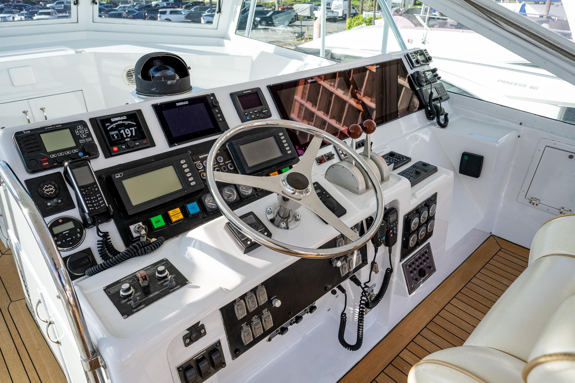 Hatteras 65 Enchantress - Helm