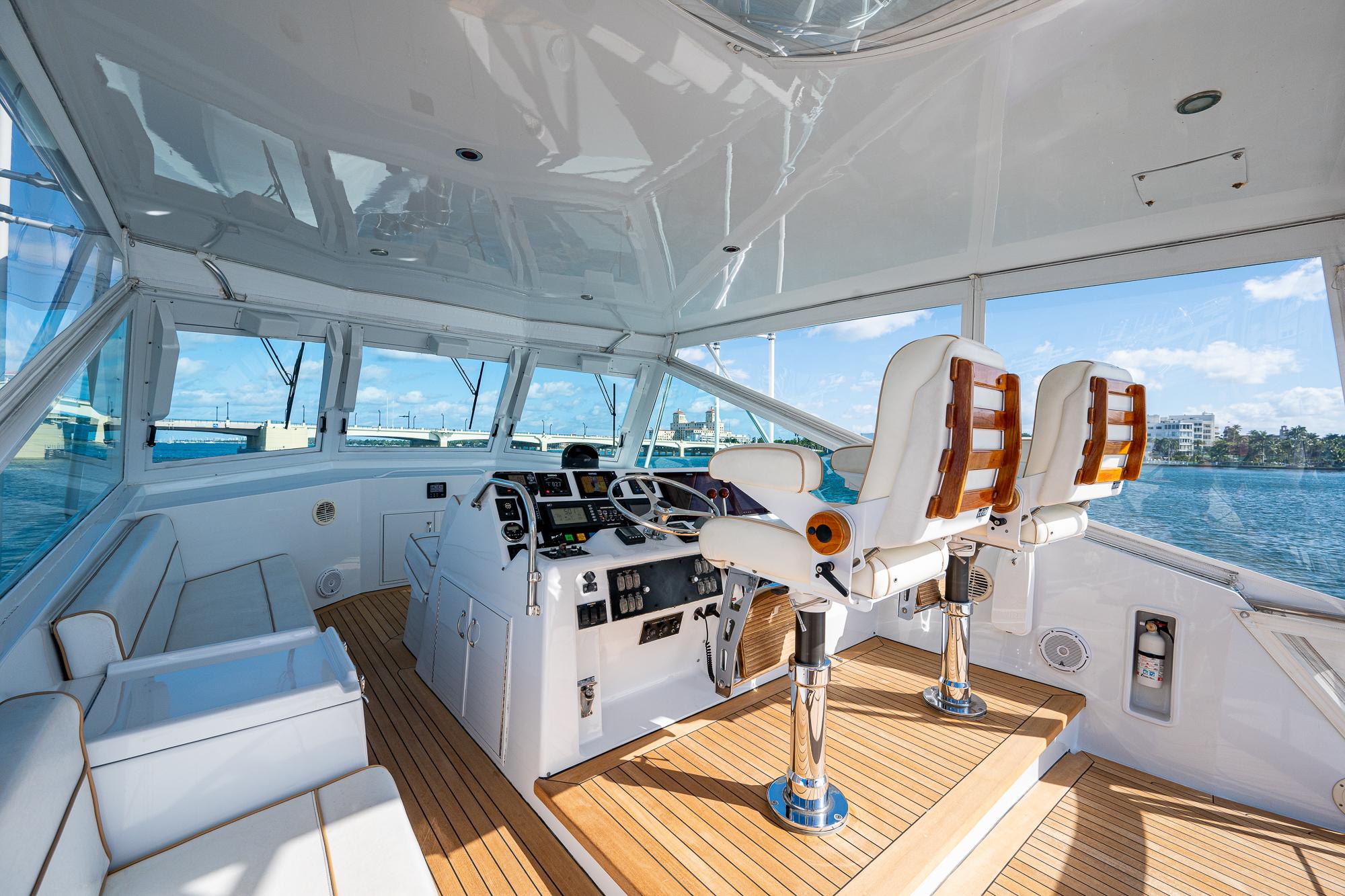 Hatteras 65 Enchantress - Helm