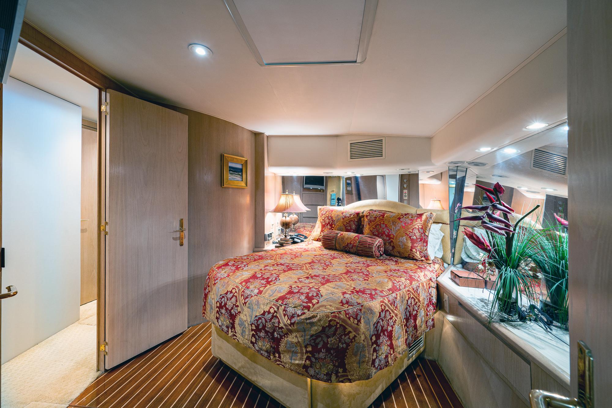 Hatteras 65 Enchantress - Master Stateroom