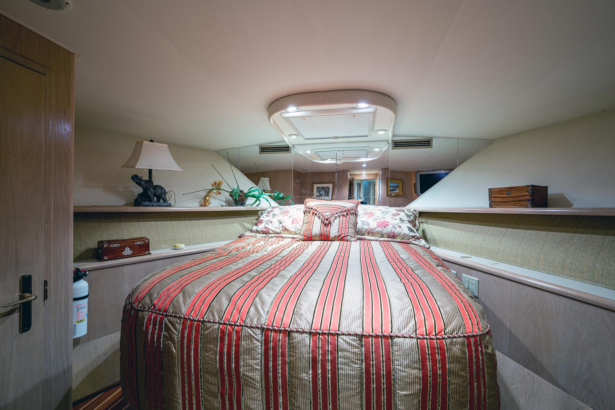 Hatteras 65 Enchantress - Forward VIP Stateroom