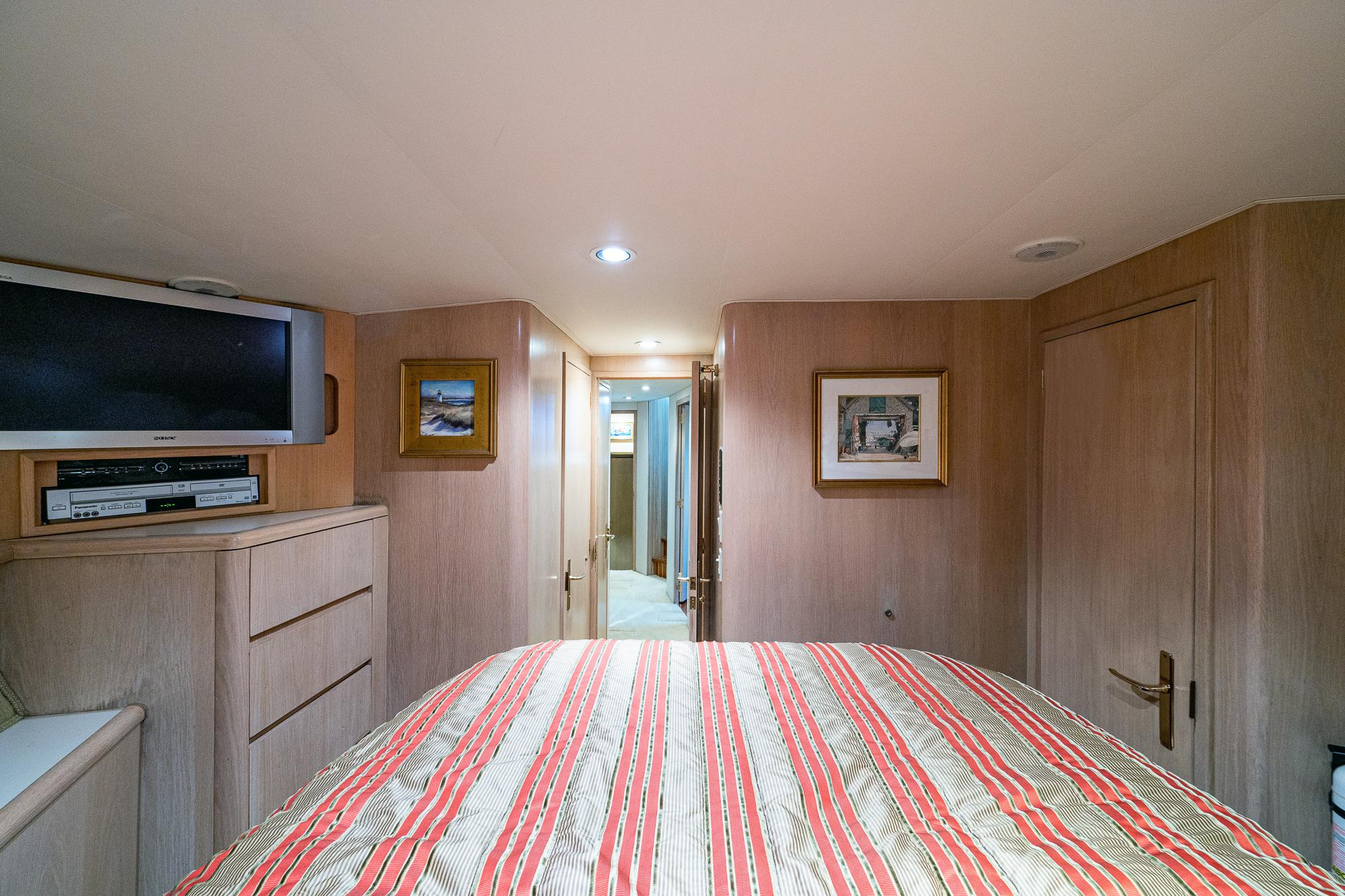 Hatteras 65 Enchantress - Forward VIP Stateroom