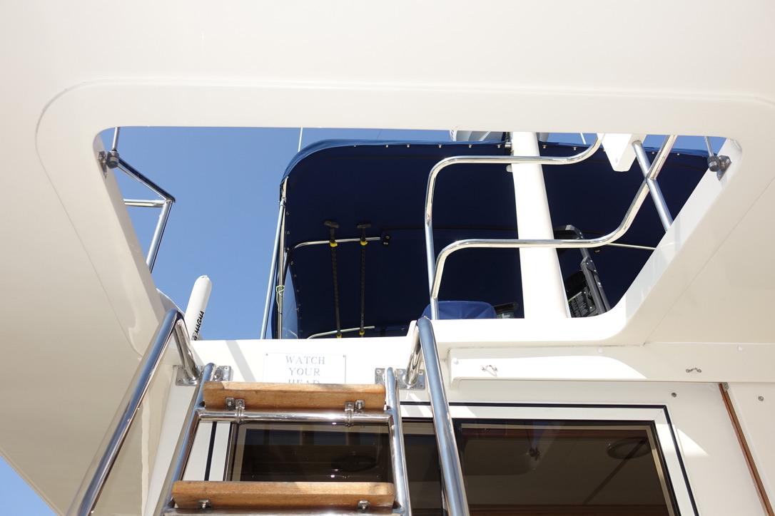 HATCH TO FLYBRIDGE