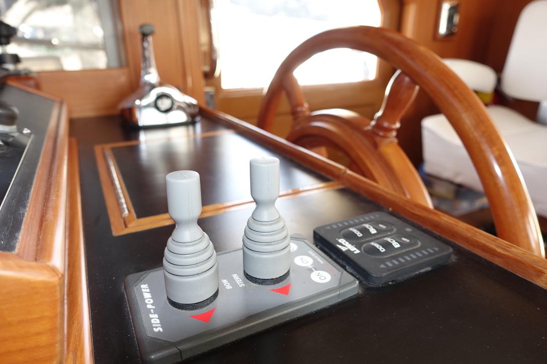 HELM w Bow and Stern Thrusters