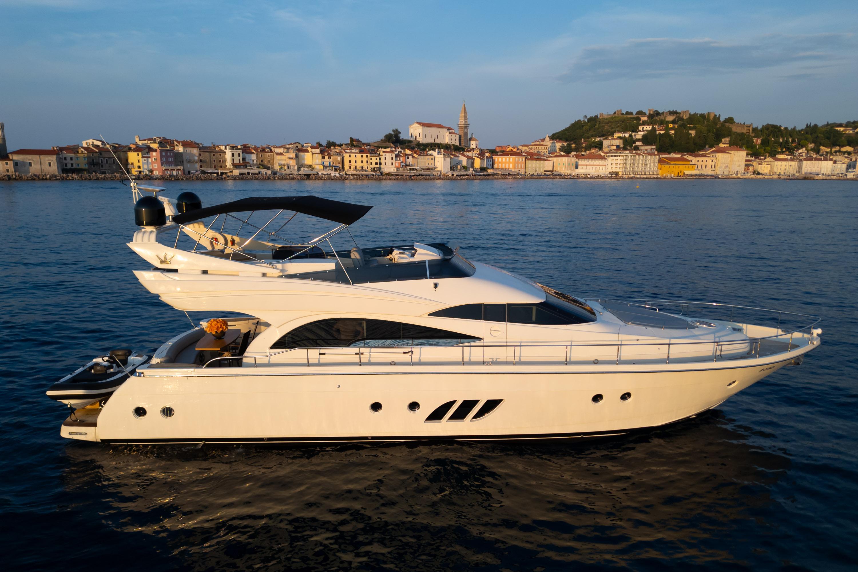 Skyfall Yacht Photos Pics Dominator 62 S