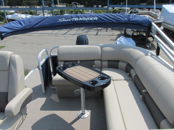 2021 Sun Tracker boat for sale, model of the boat is PARTYBARGE 20DLX & Image # 13 of 18