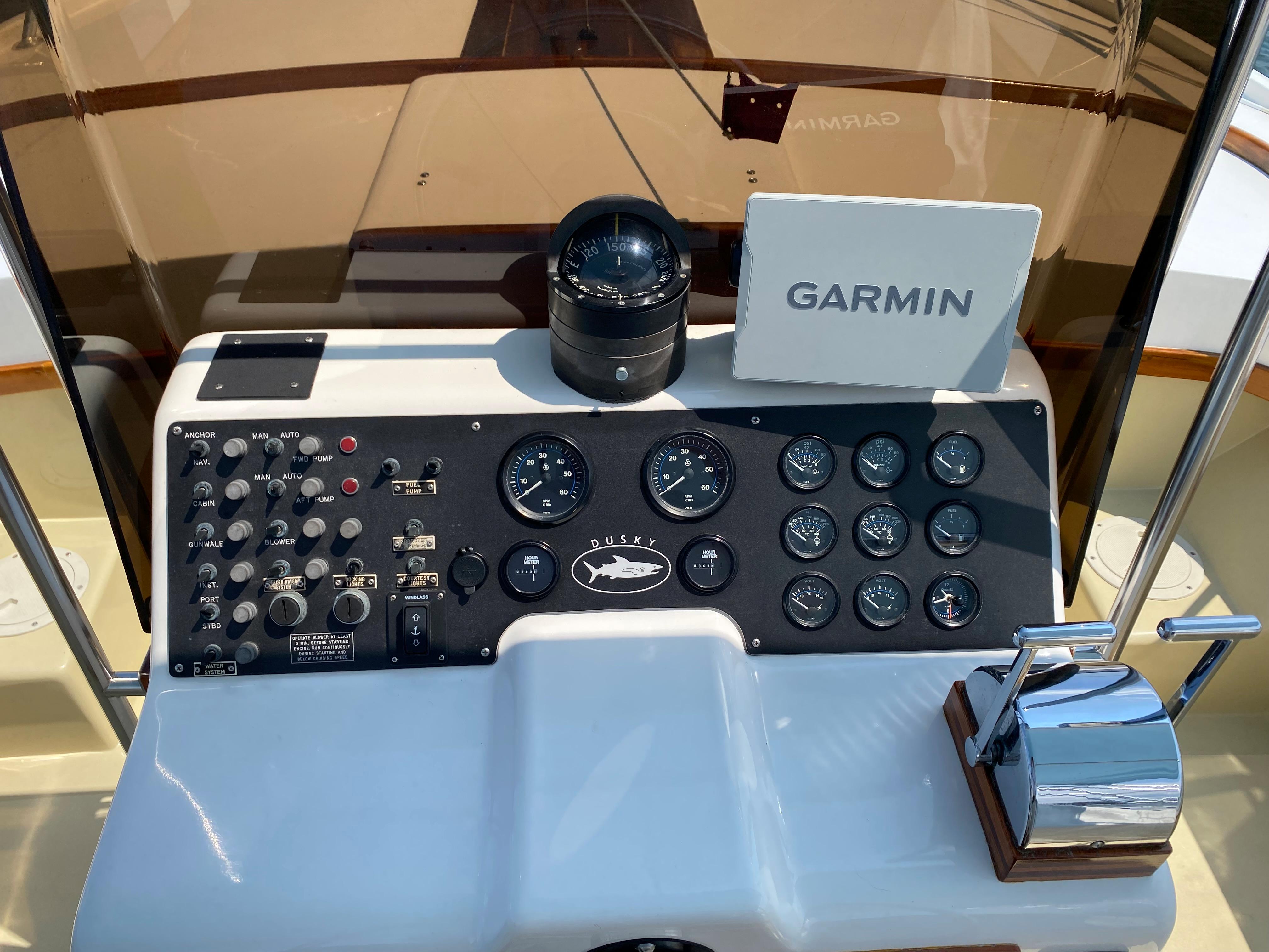 1986 26 Dusky Custom Center Console