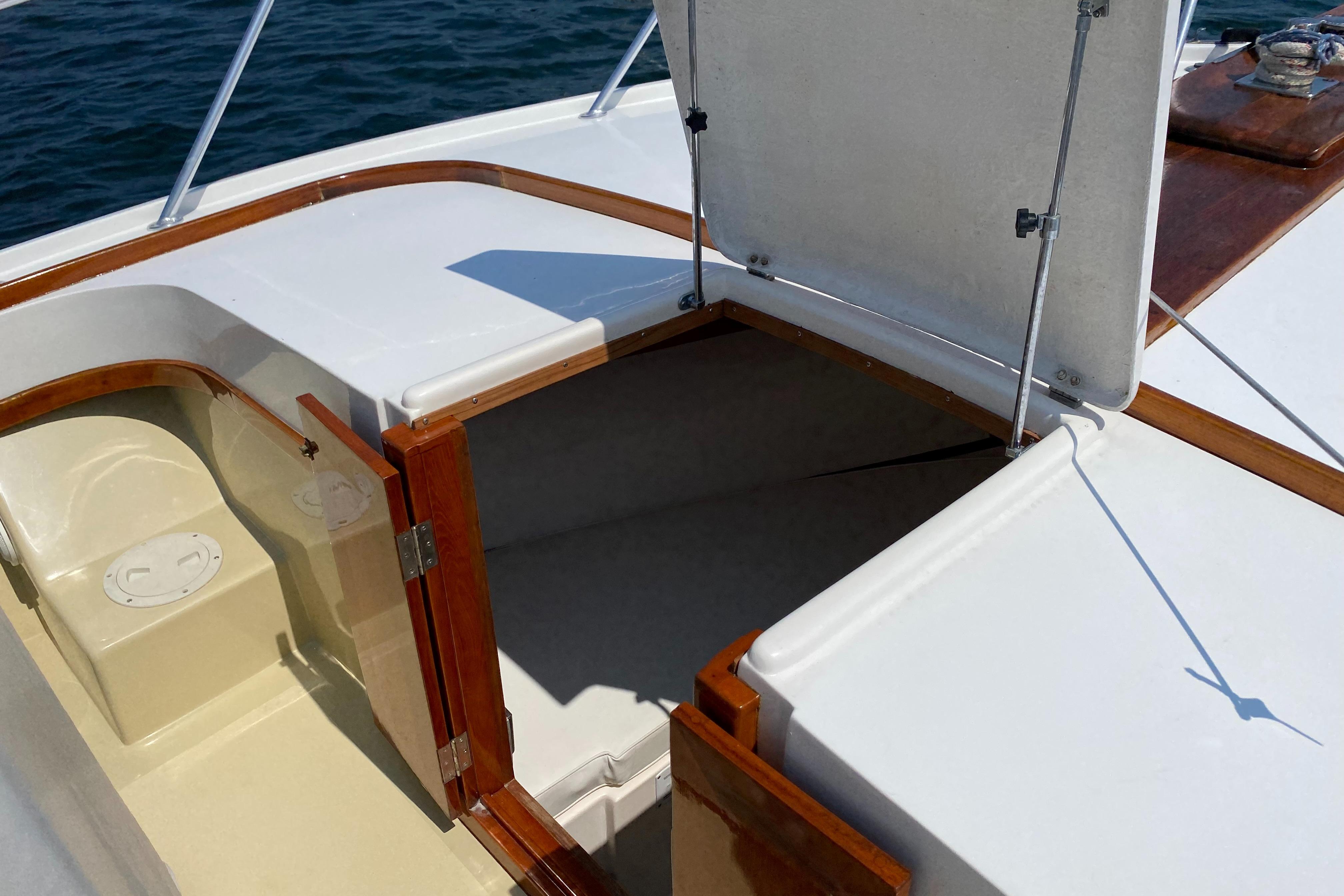 1986 26 Dusky Custom Center Console