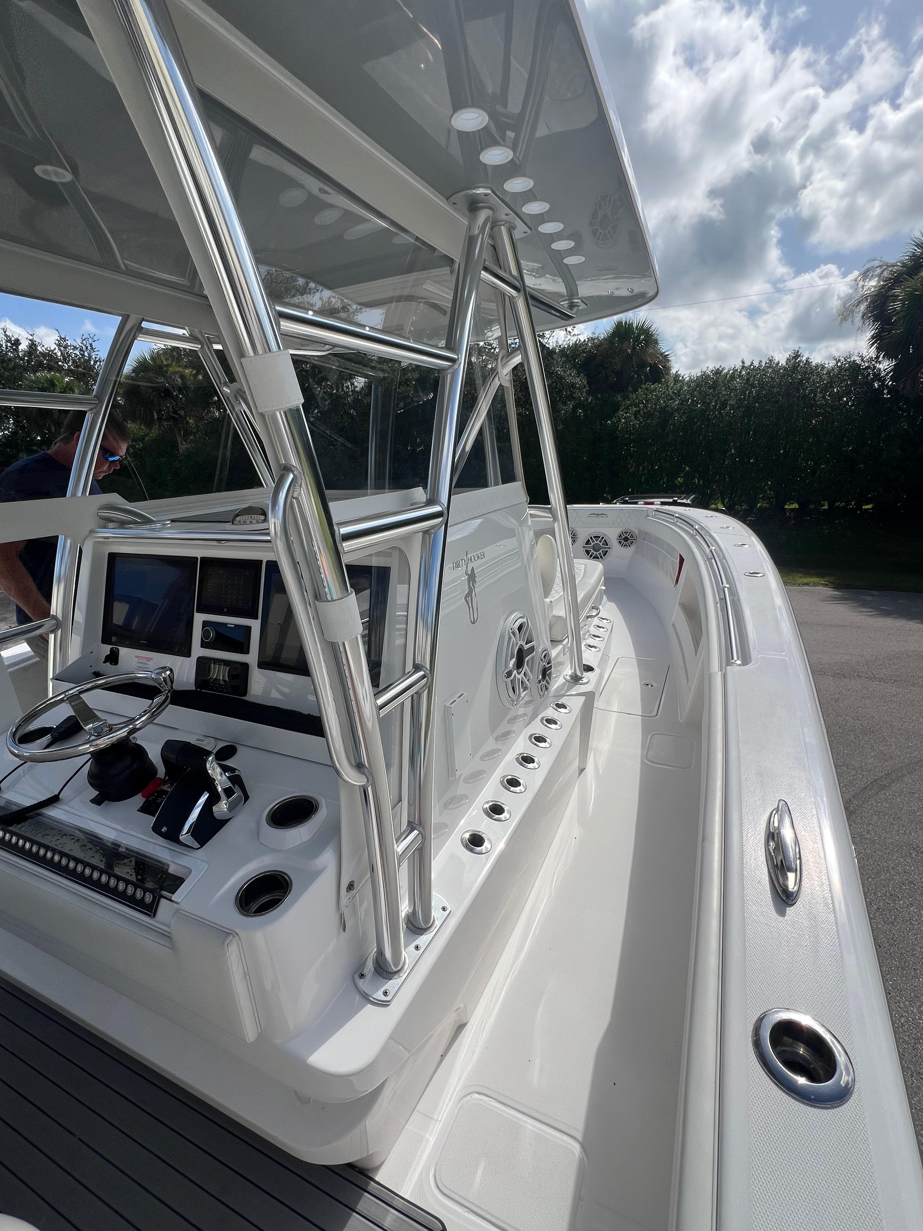 2020 Invincible 39 center console