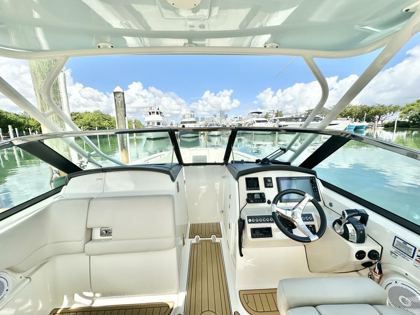 2019-boston-whaler-270-vantage-power-9751825-976510800-0-090420250811-15
