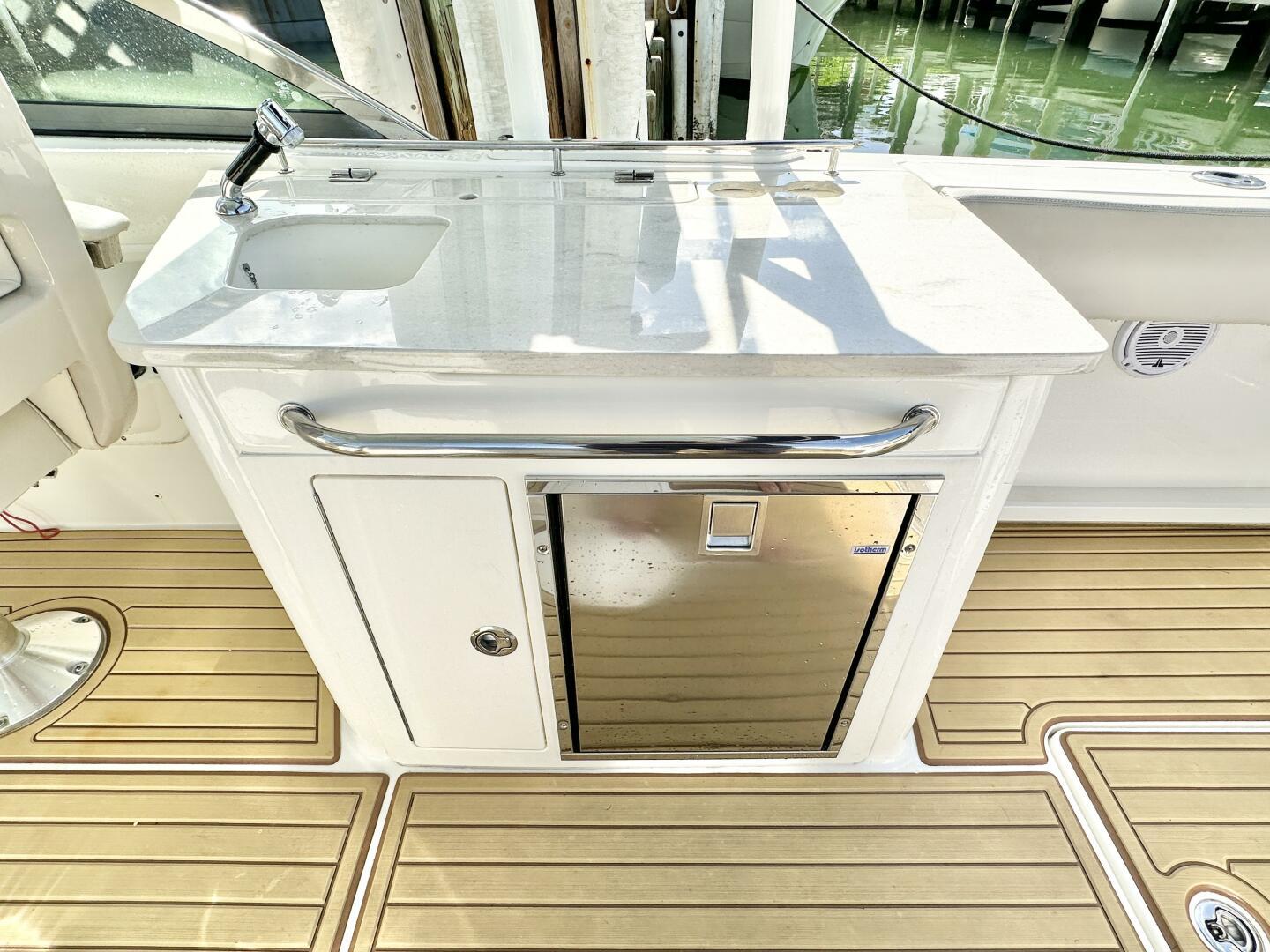 2019-boston-whaler-270-vantage-power-9751825-976510801-0-090420250811-7