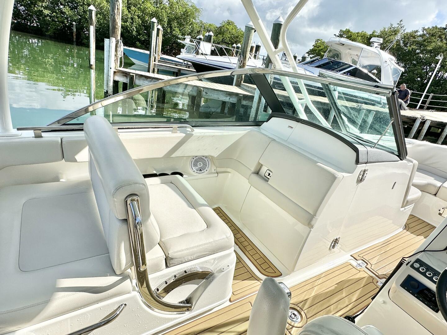 2019-boston-whaler-270-vantage-power-9751825-976510810-0-090420250811-5