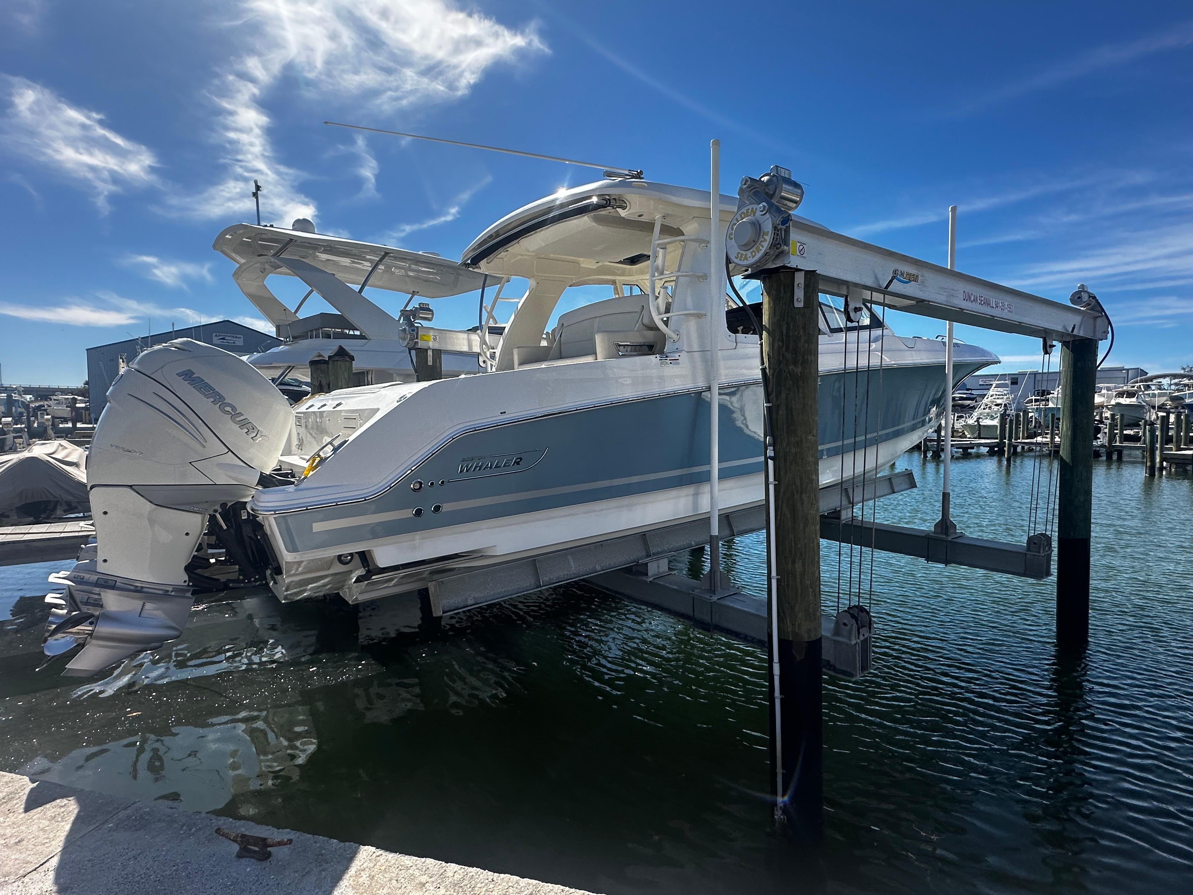 2021 Boston Whaler 380 Realm