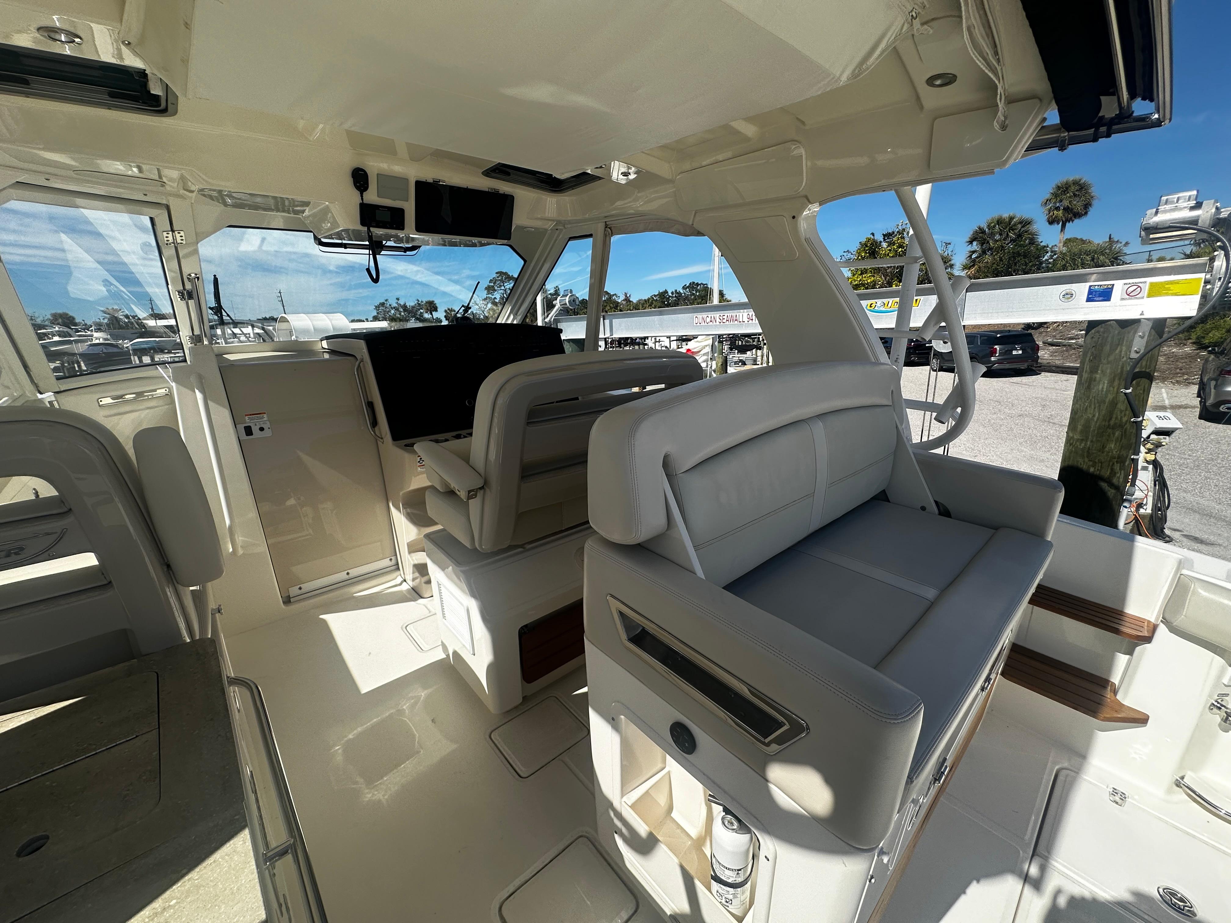 2021 Boston Whaler 380 Realm