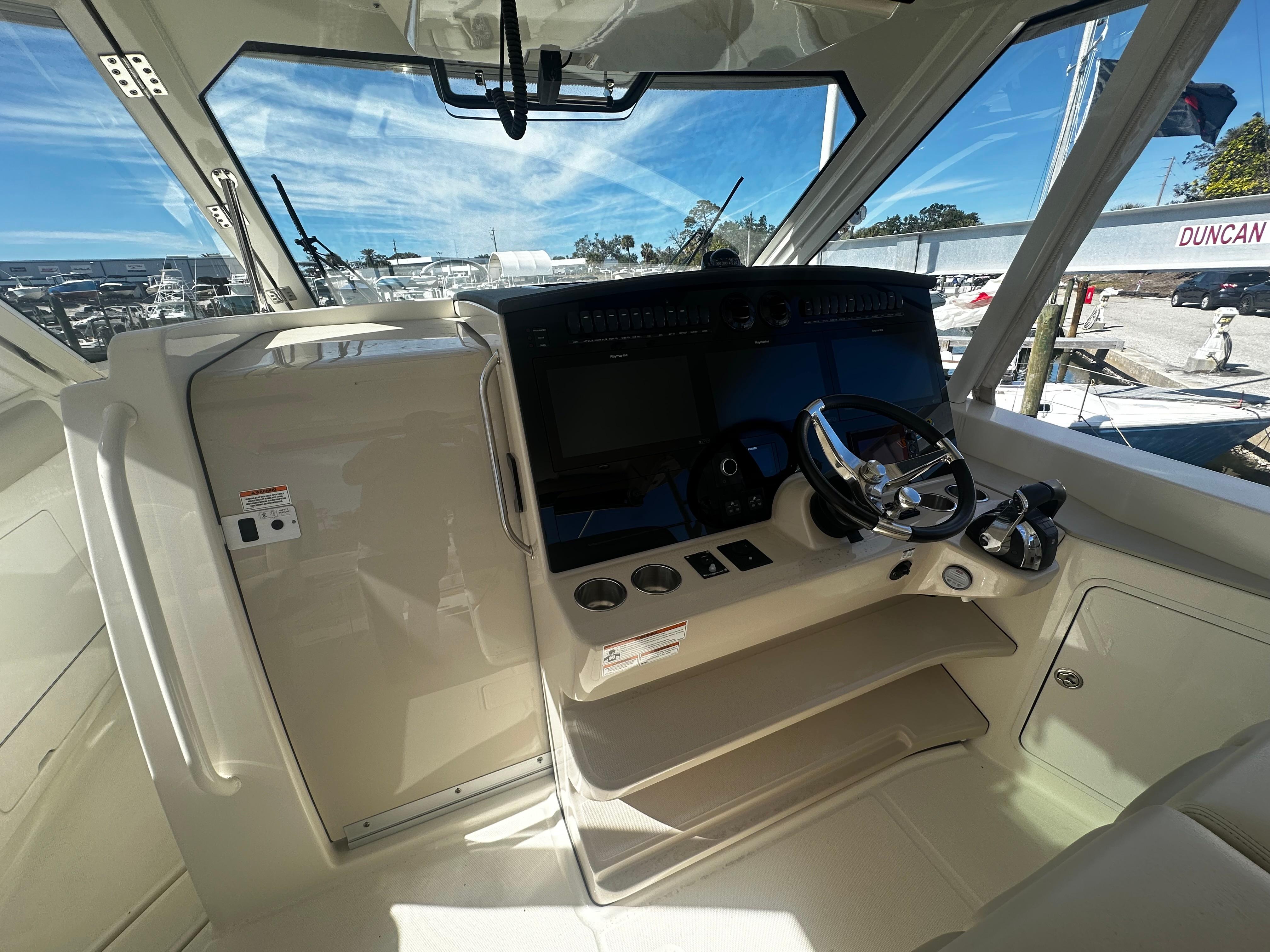 2021 Boston Whaler 380 Realm