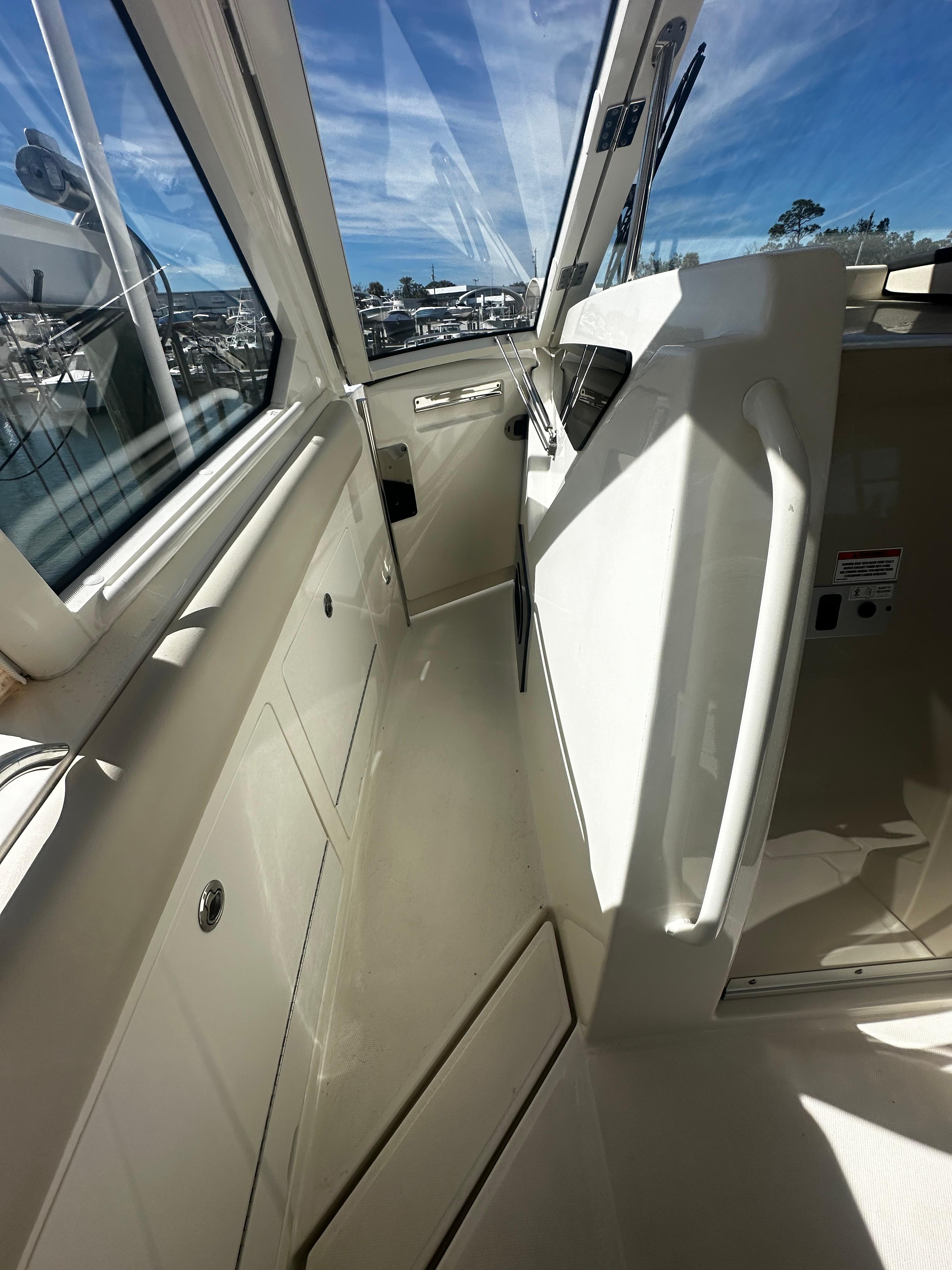 2021 Boston Whaler 380 Realm