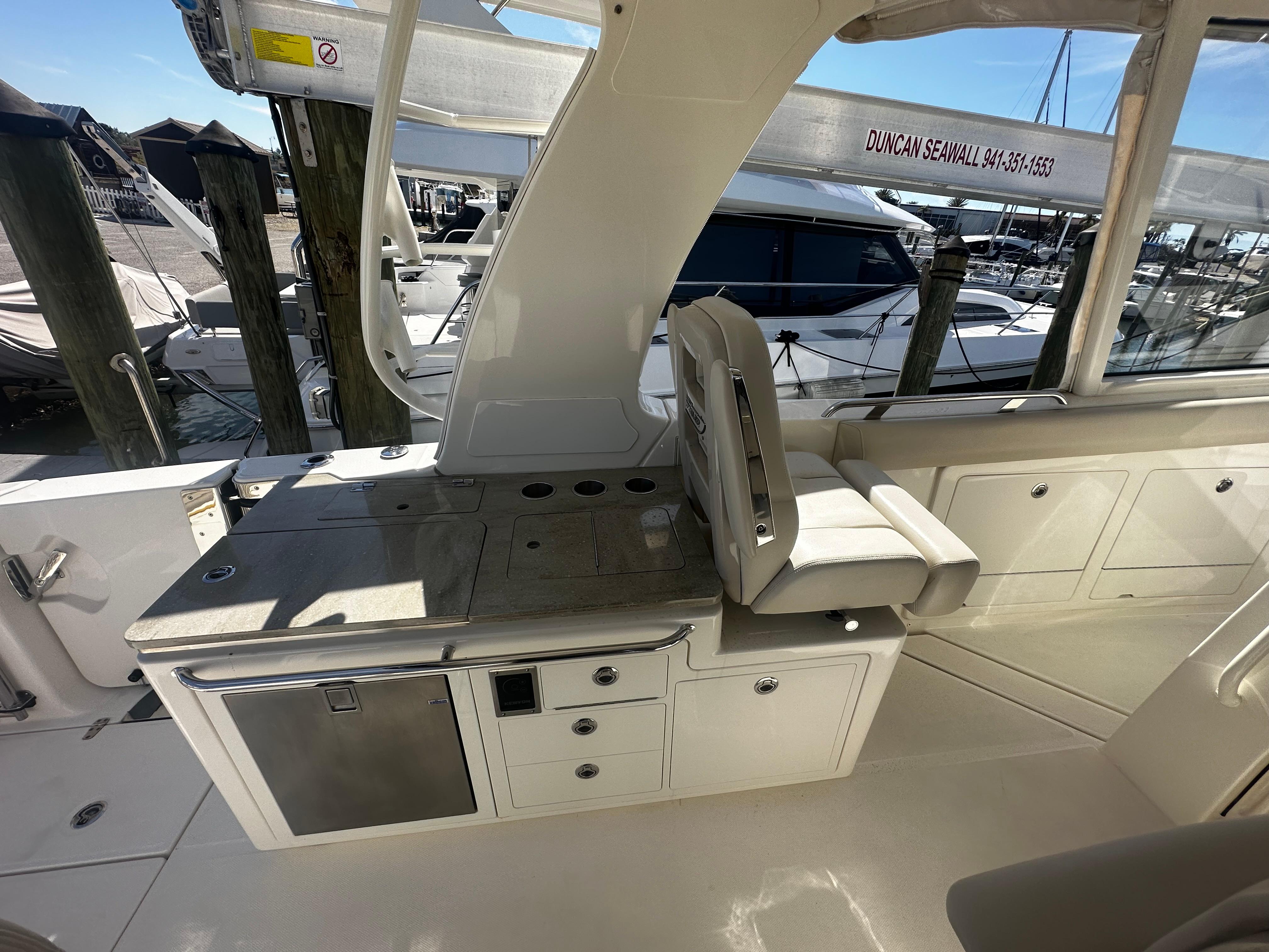 2021 Boston Whaler 380 Realm