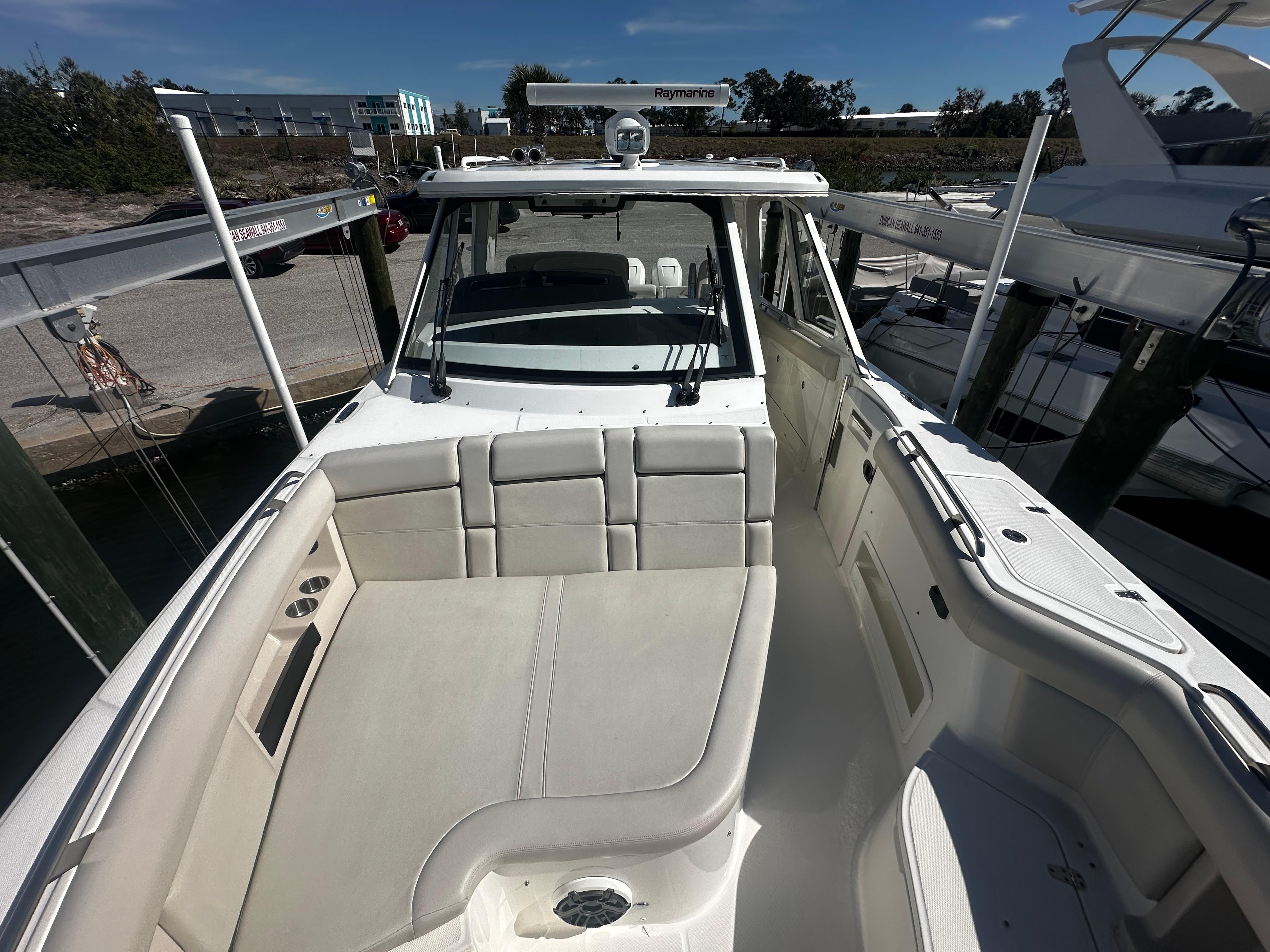 2021 Boston Whaler 380 Realm