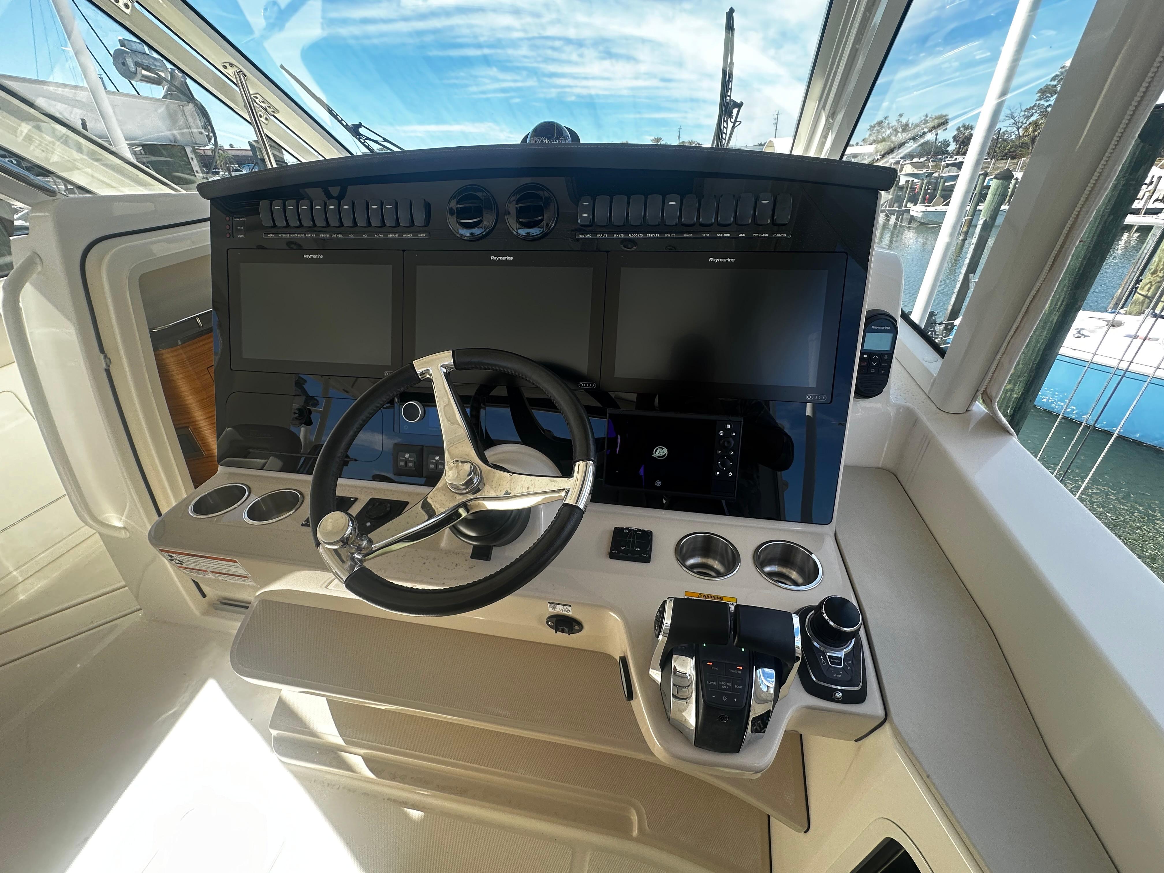 2021 Boston Whaler 380 Realm