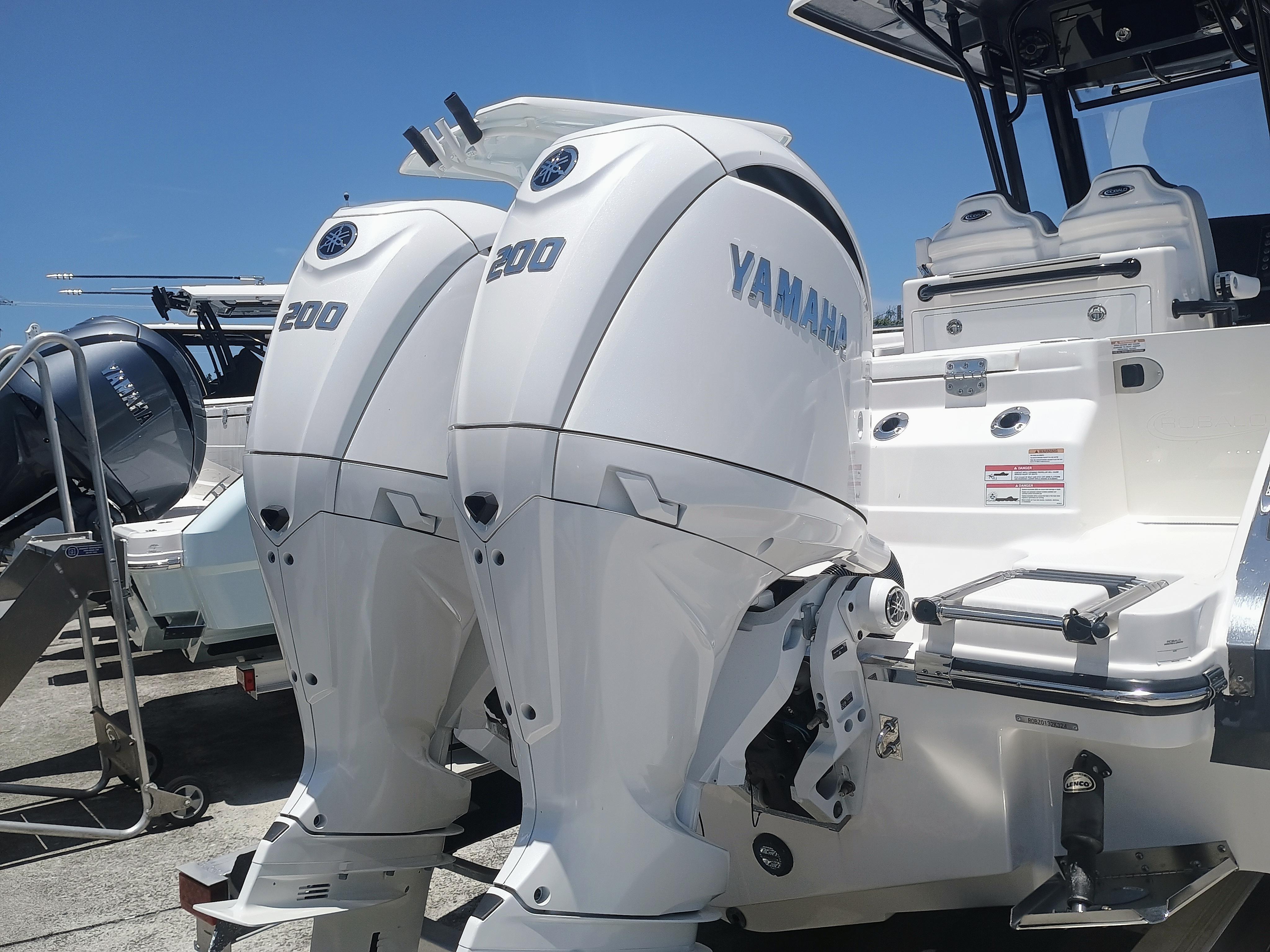 2024-robalo-r250-center-console-power-9771839-20250527112017674-1_XLARGE