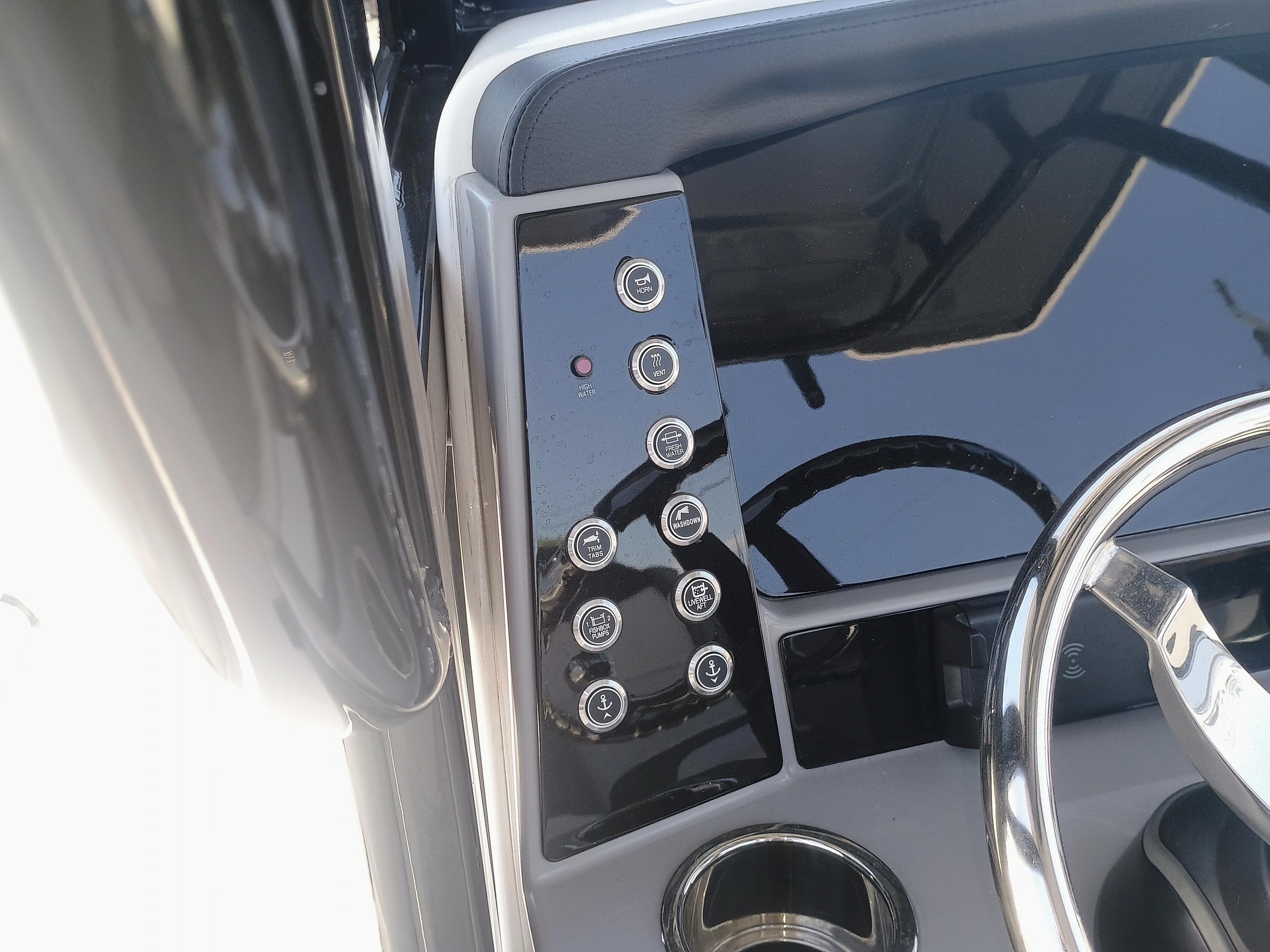 2024-robalo-r250-center-console-power-9771839-20250527112051696-1_XLARGE